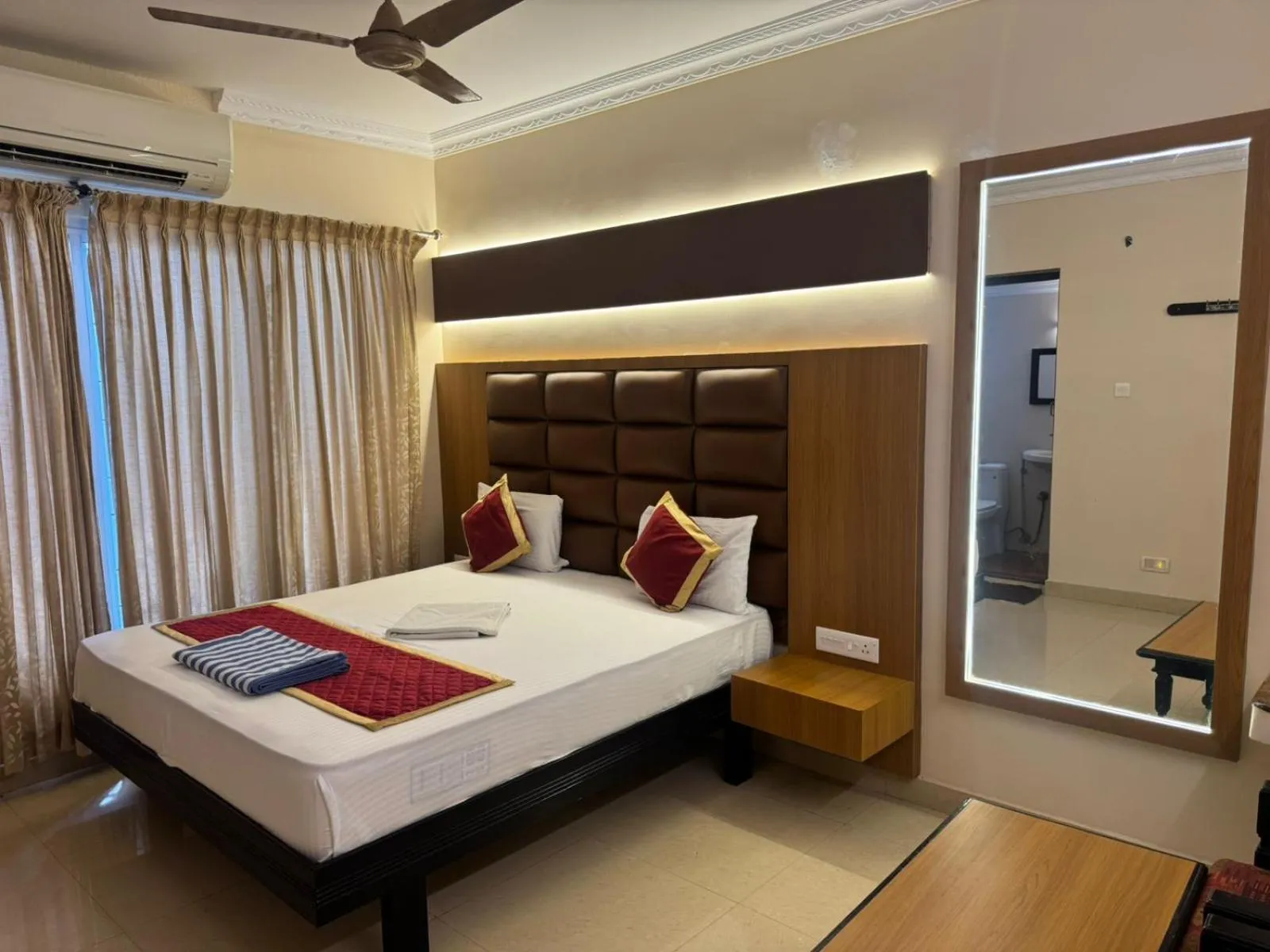 Bedroom, Bed in HOTEL SRIMANIYA