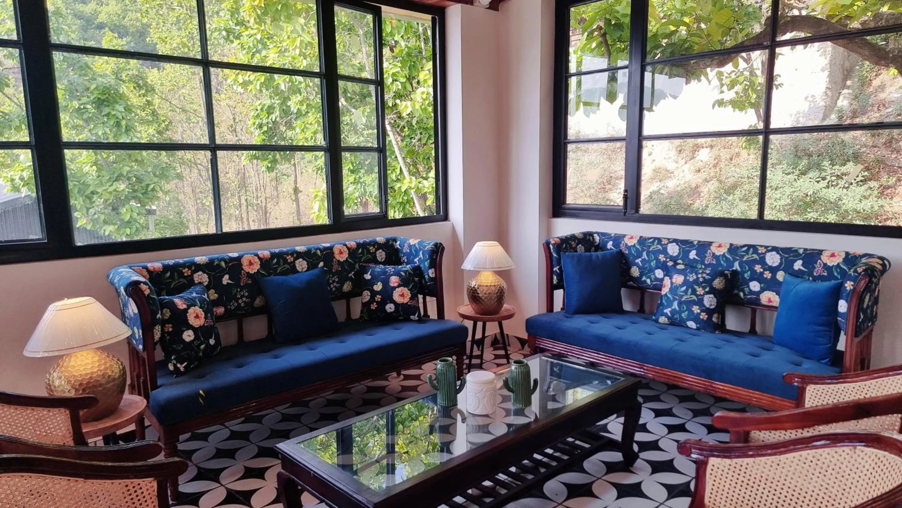 Communal lounge/ TV room in Marten's Wilderness Retreat