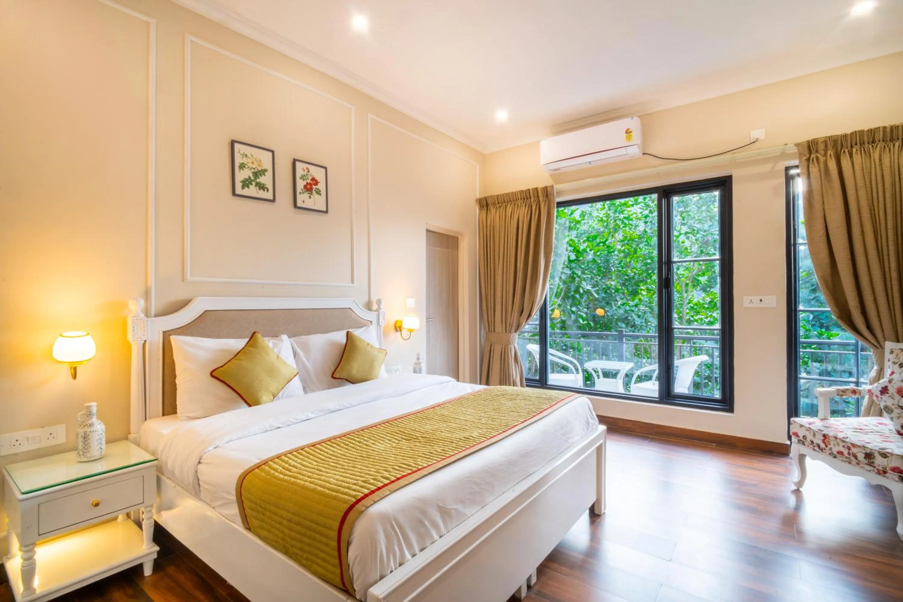 Photo of the whole room, Bed in Marten's Wilderness Retreat