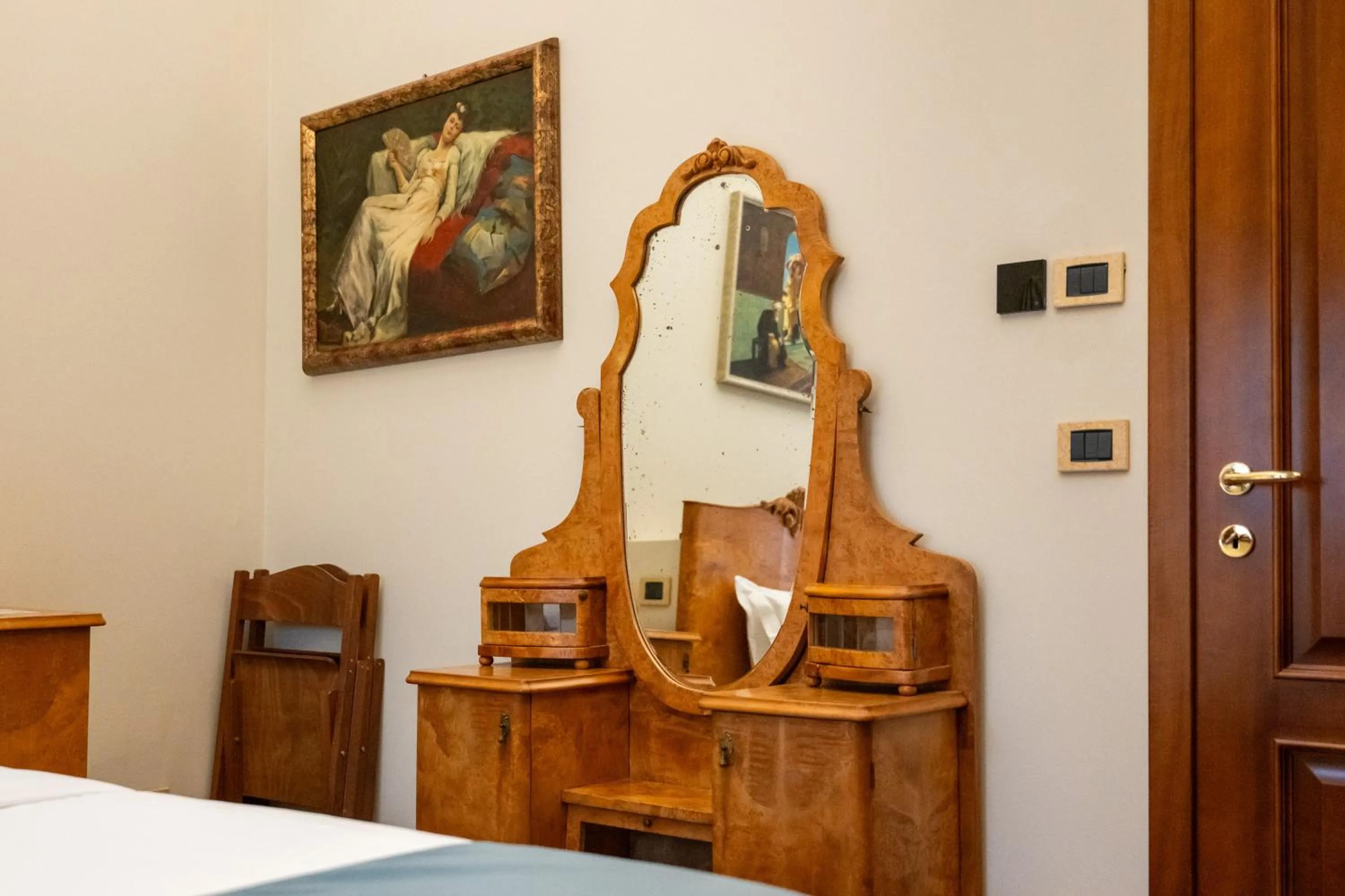 Decorative detail, Bed in 1448 Antica Dimora Al Merlo Bianco