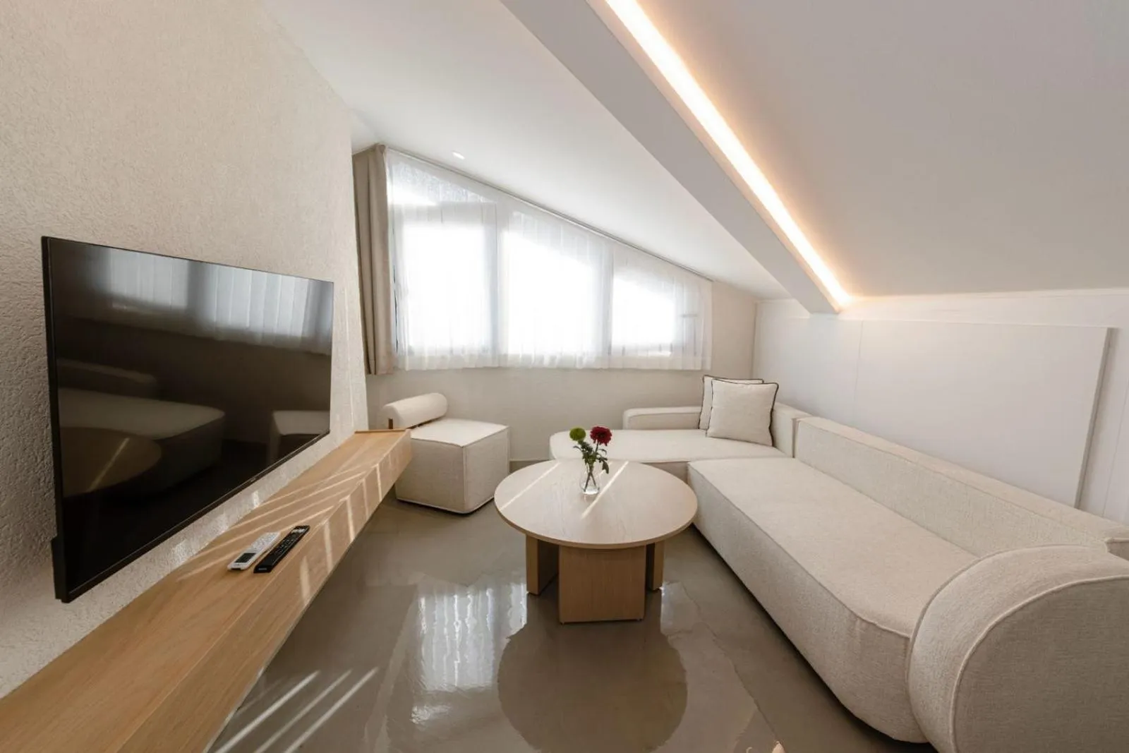 Communal lounge/ TV room in The Public Ortakoy