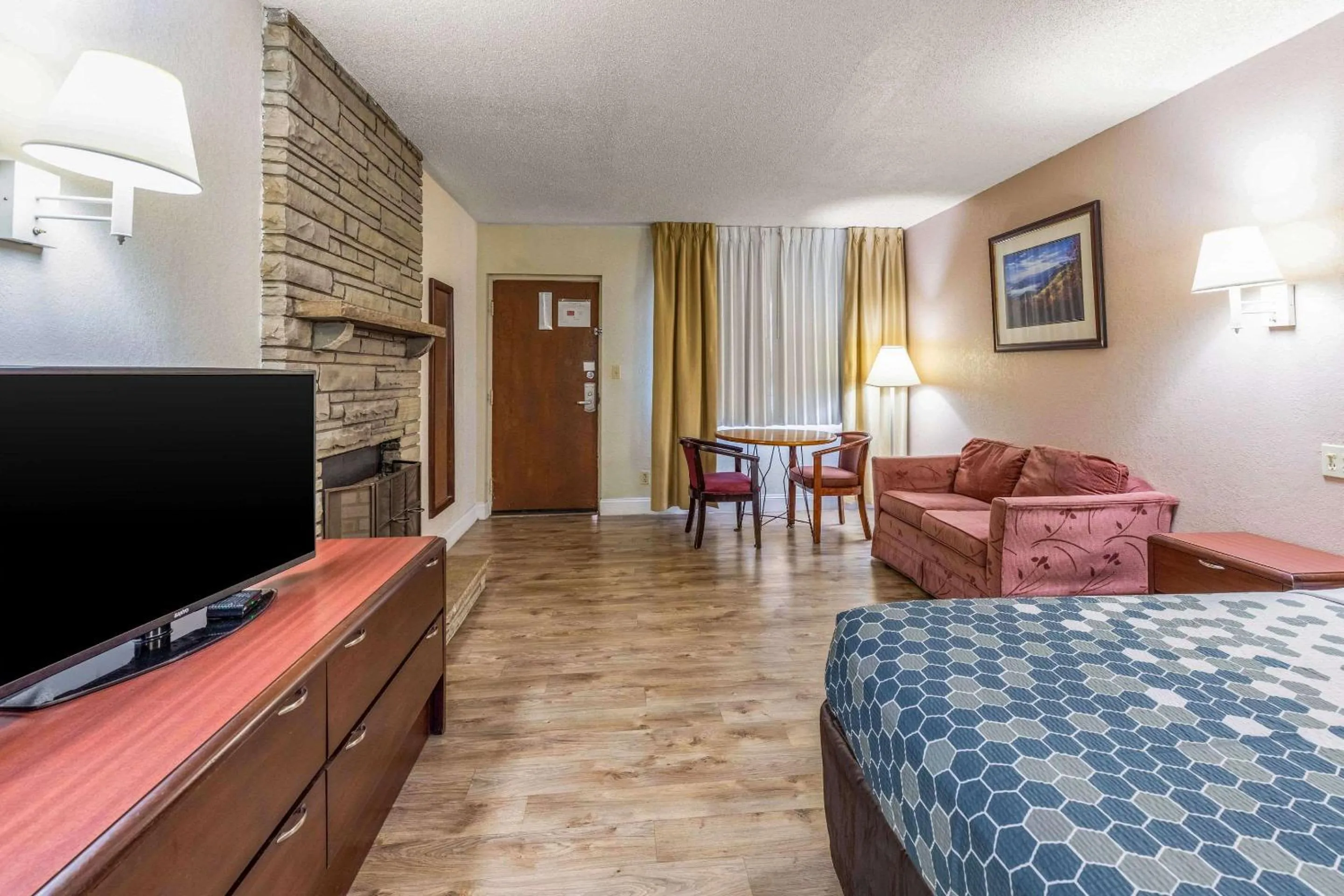 Bedroom in Econo Lodge Inn & Suites on the River