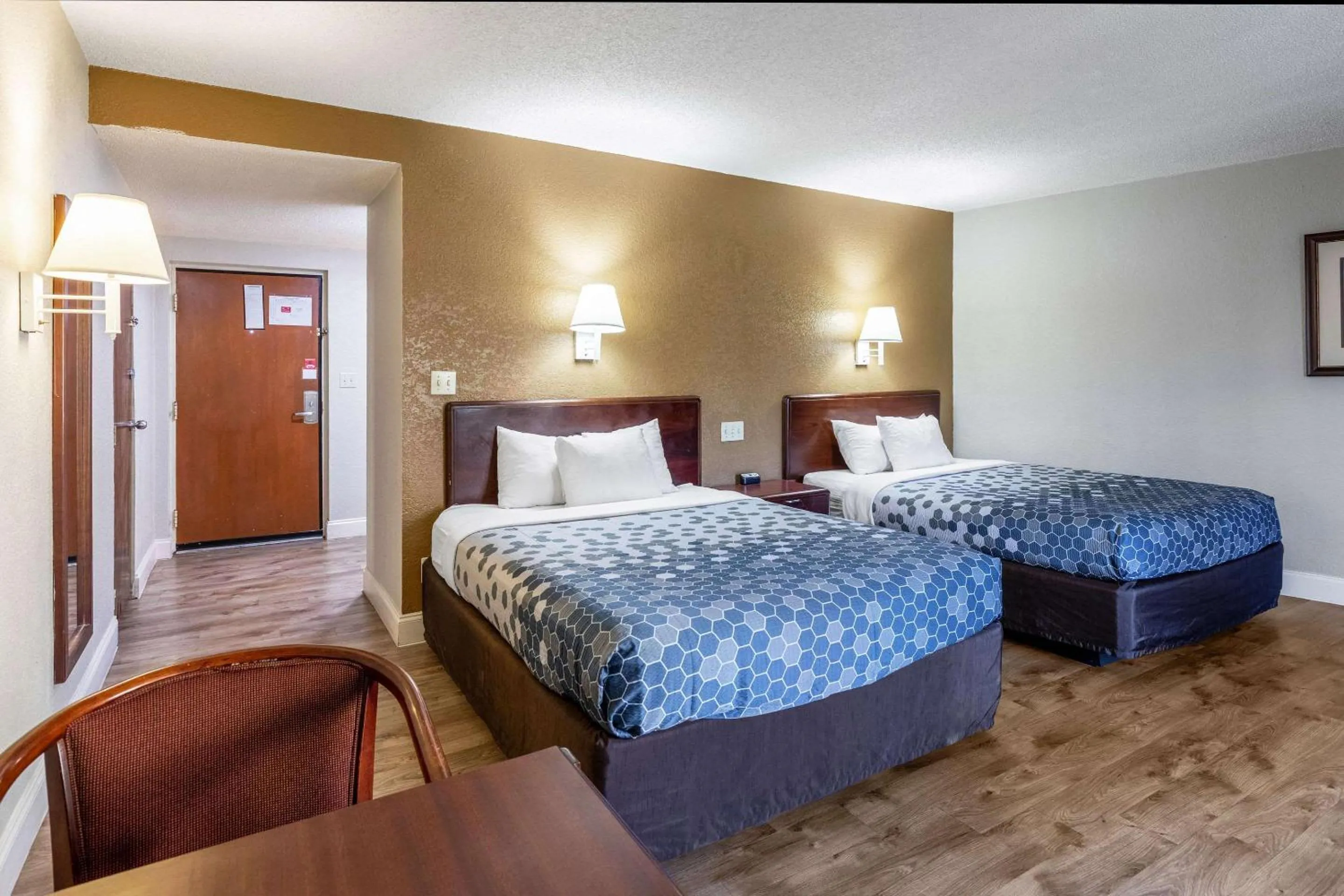 Bedroom, Bed in Econo Lodge Inn & Suites on the River
