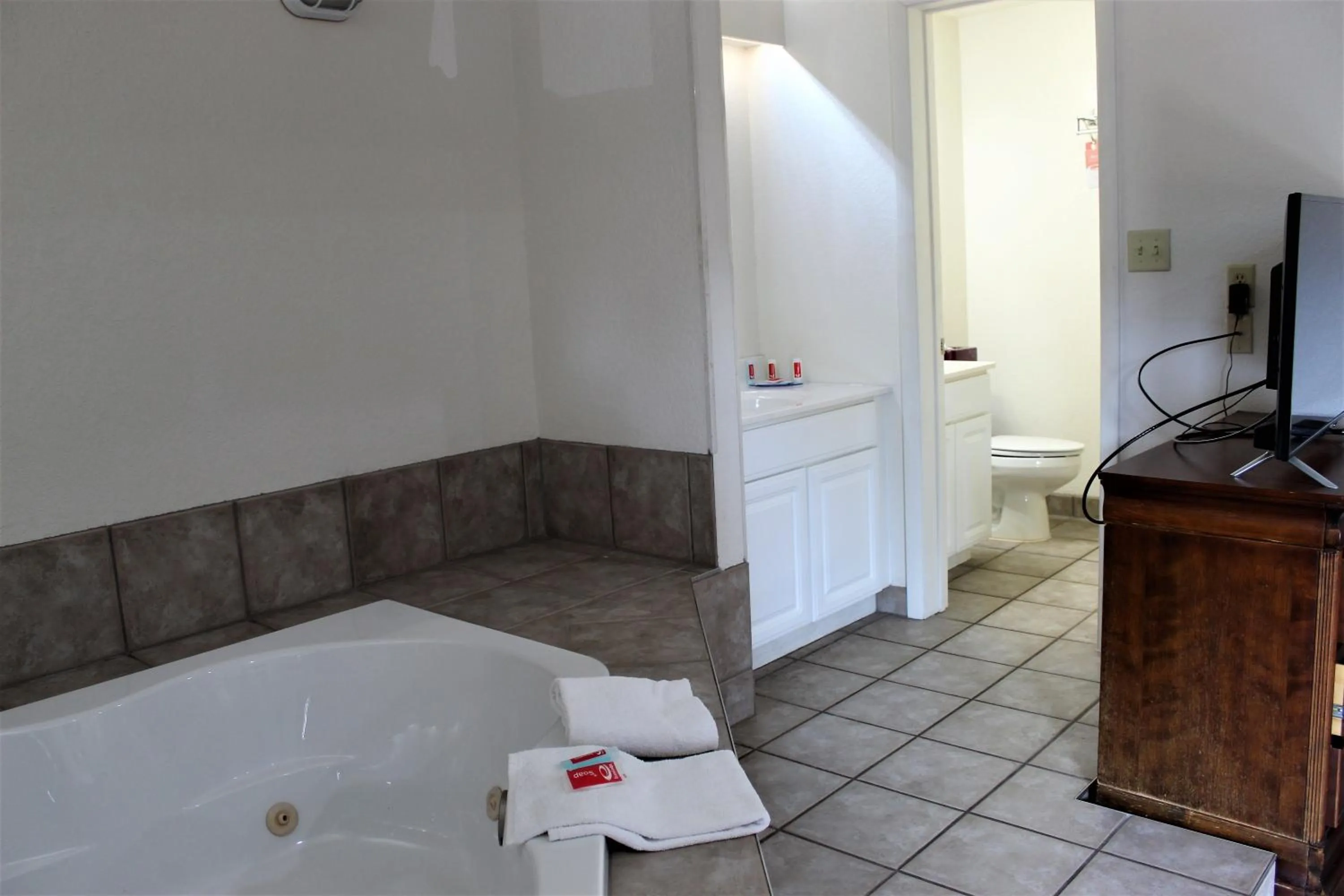 Bathroom in Econo Lodge Inn & Suites on the River