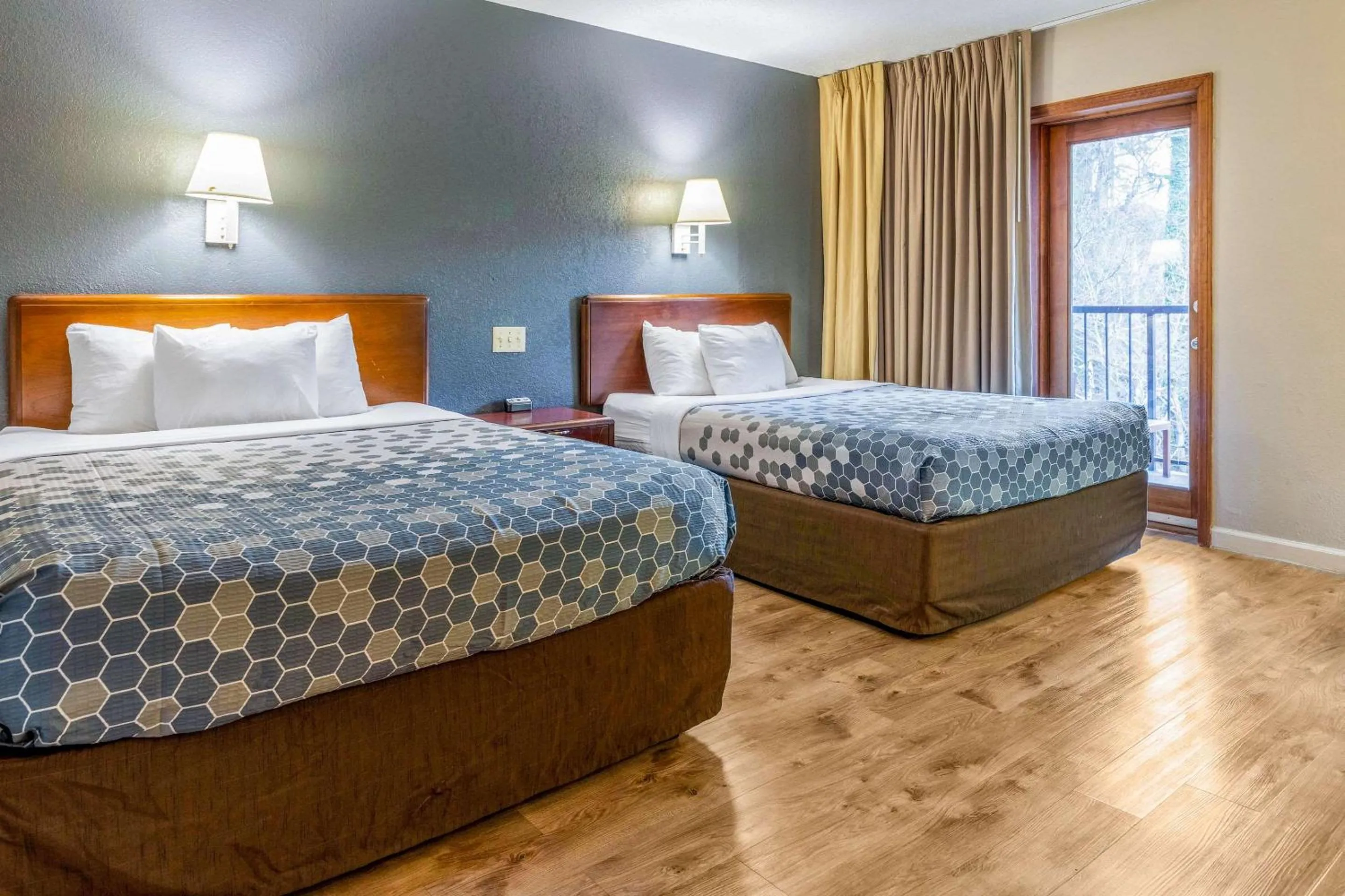 Bedroom, Bed in Econo Lodge Inn & Suites on the River