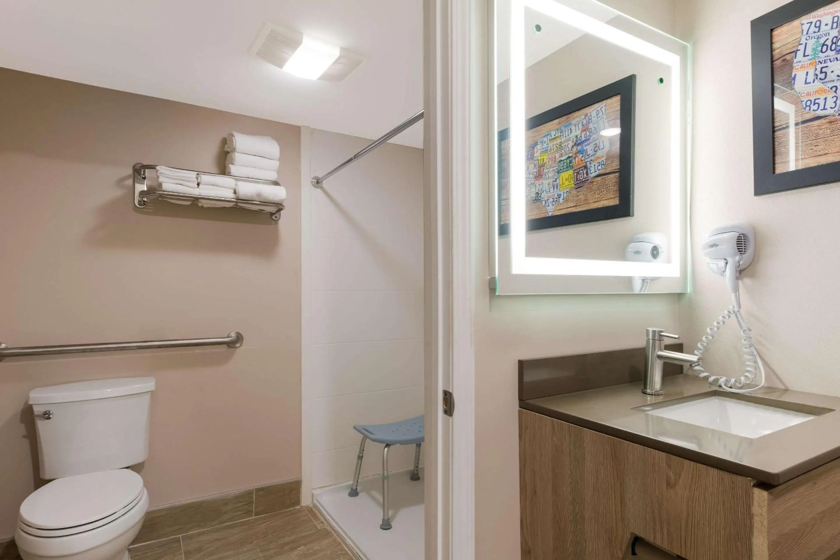 Bathroom in Econo Lodge Inn & Suites on the River