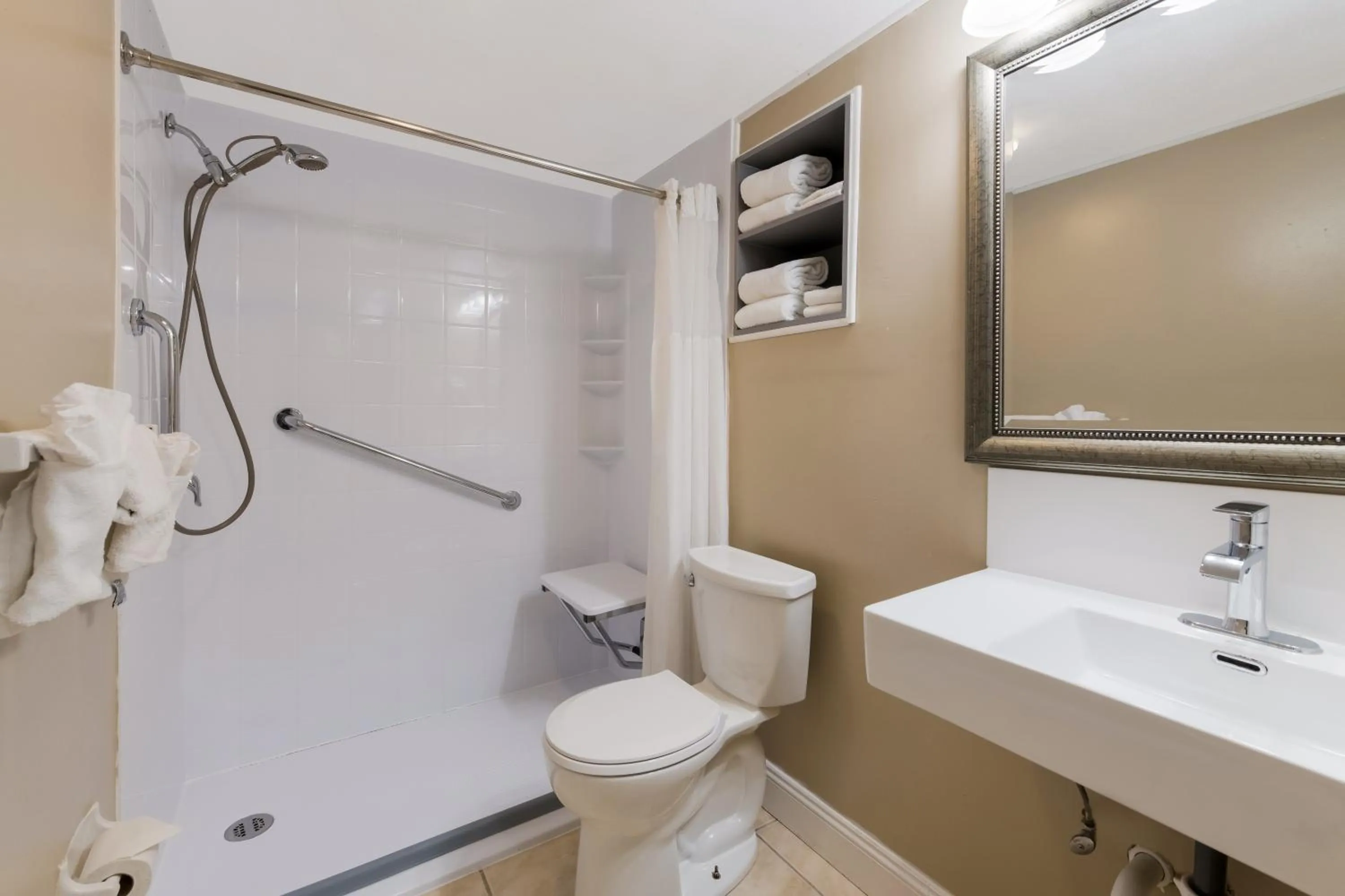 Bathroom in Econo Lodge Inn & Suites on the River