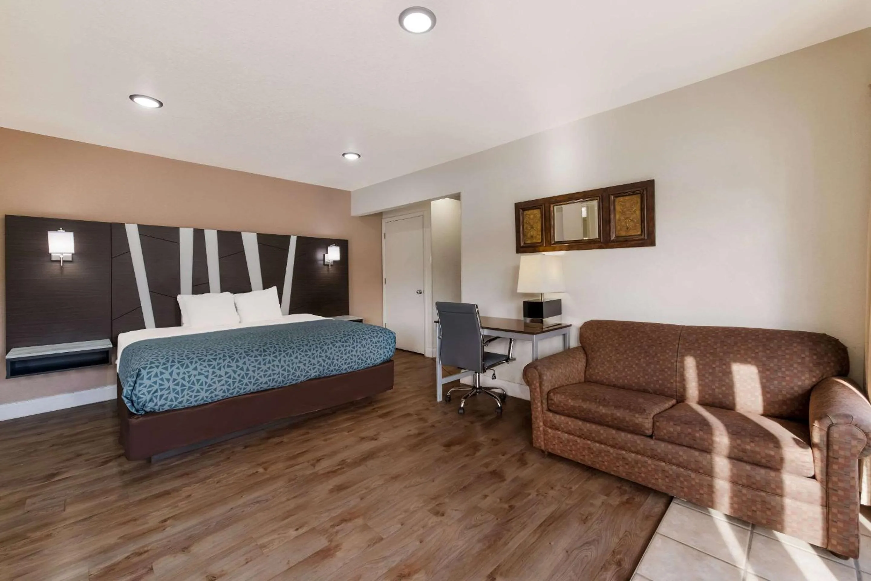 Bedroom, Bed in Econo Lodge Inn & Suites on the River