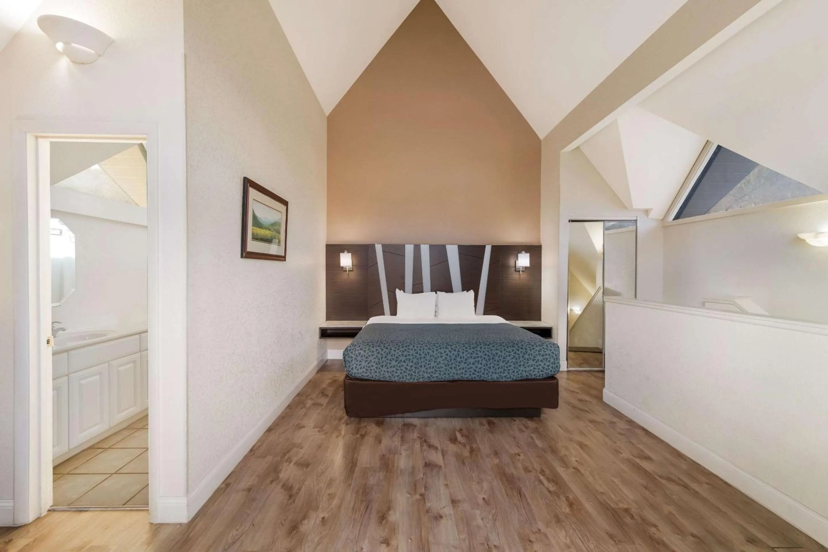 Bedroom, Bed in Econo Lodge Inn & Suites on the River