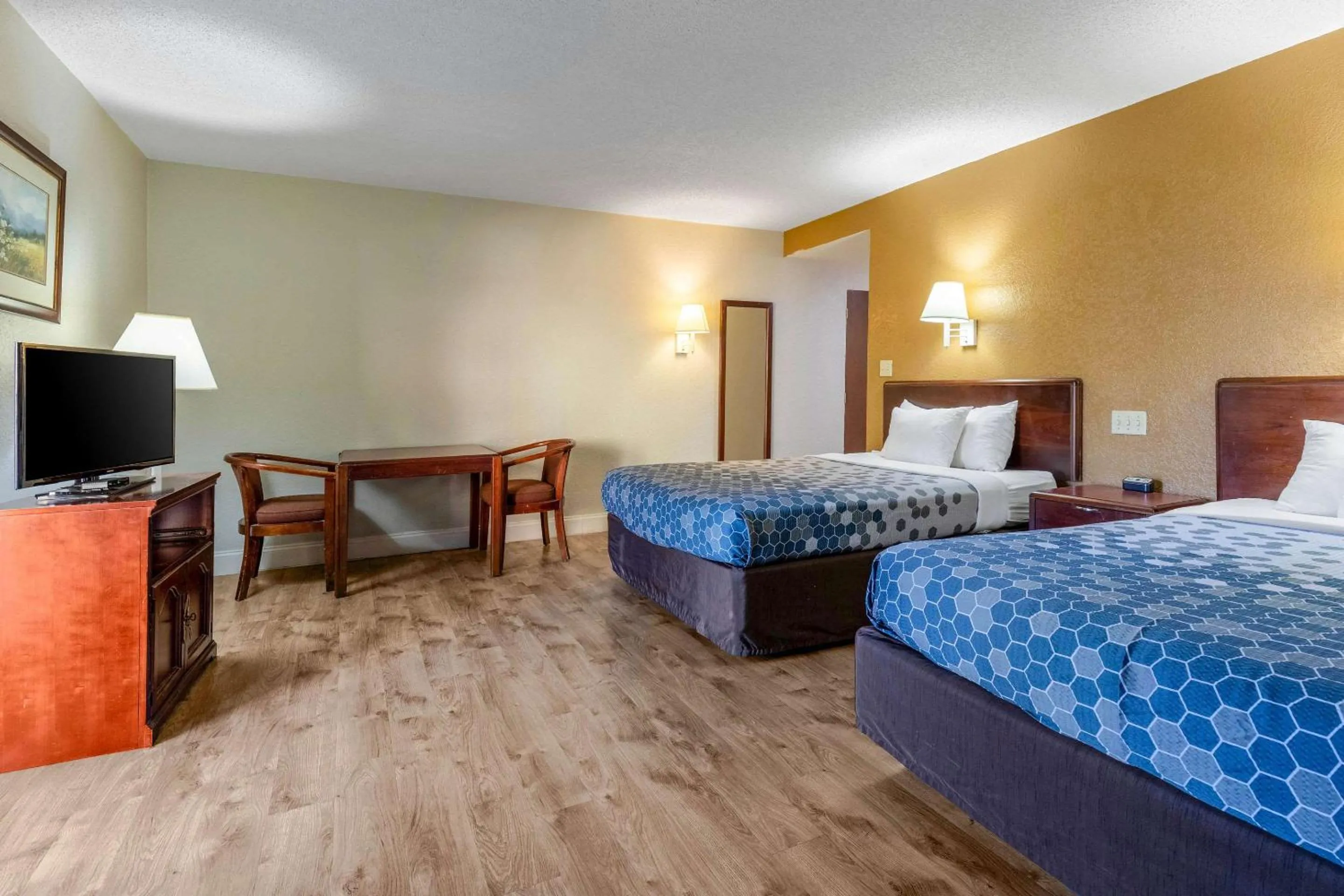 Bedroom, Bed in Econo Lodge Inn & Suites on the River