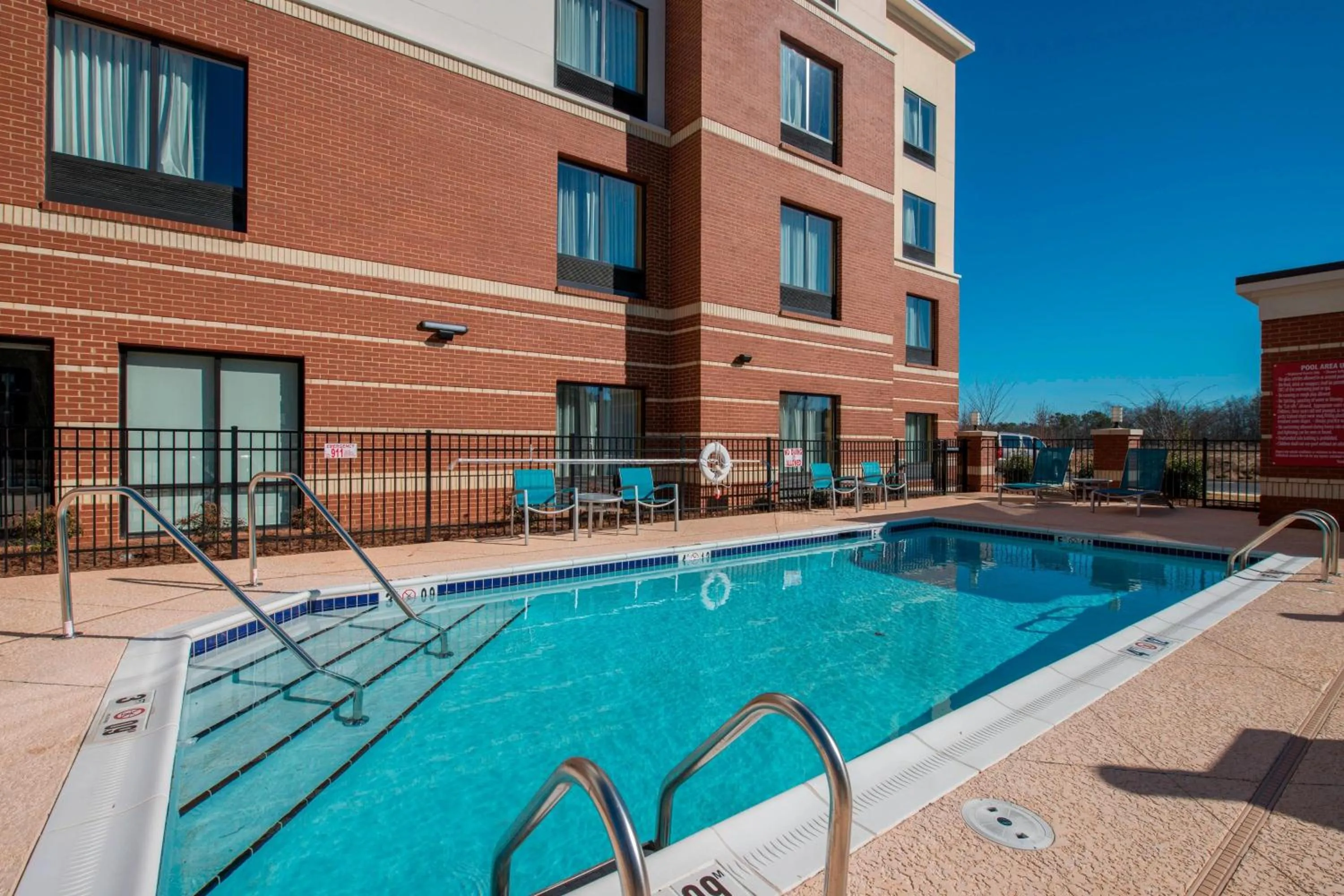 Swimming pool in TownePlace Suites by Marriott Newnan