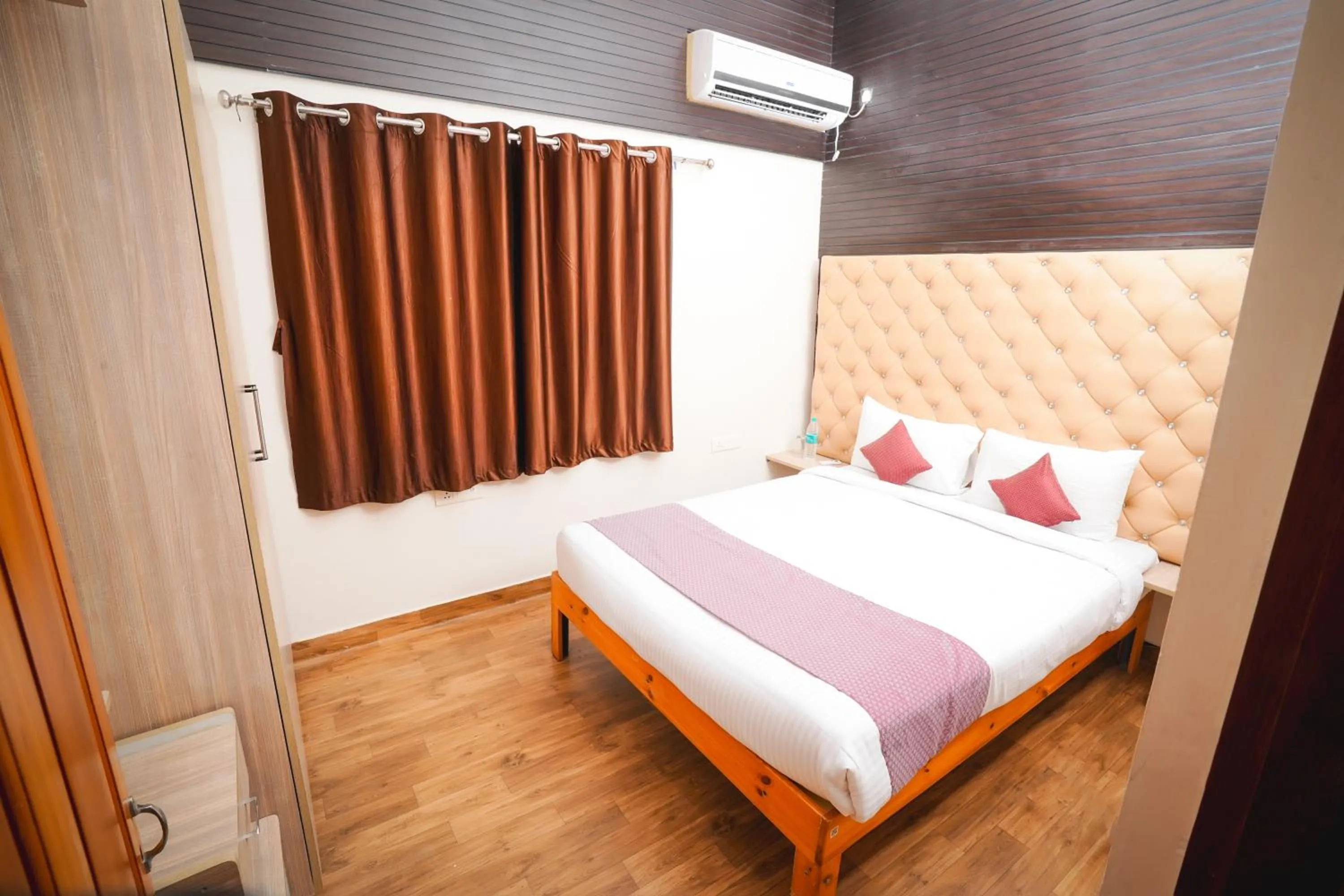 Seating area, Bed in Auro Wellness Castle