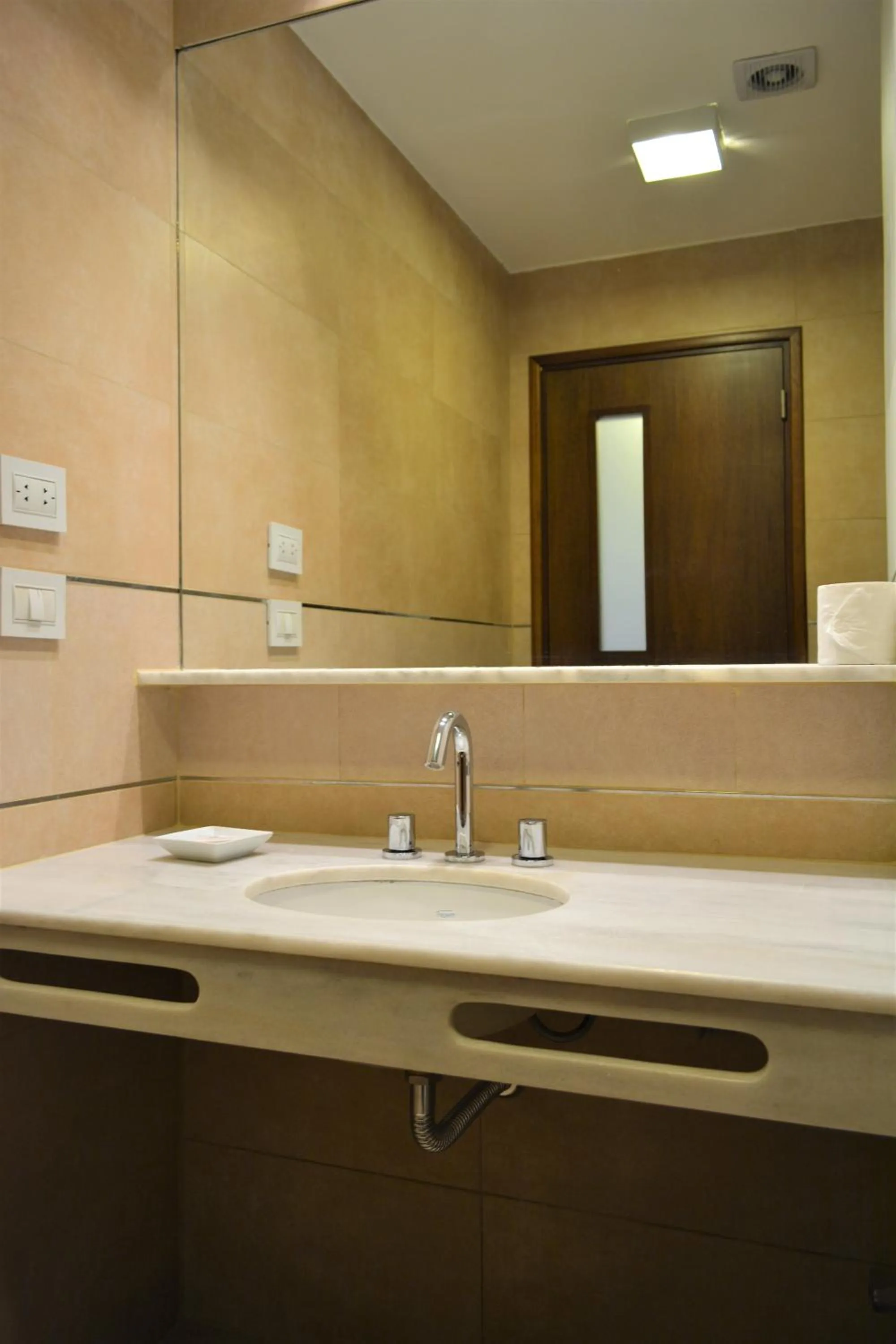 Bathroom in Howard Johnson Hotel Yerba Buena