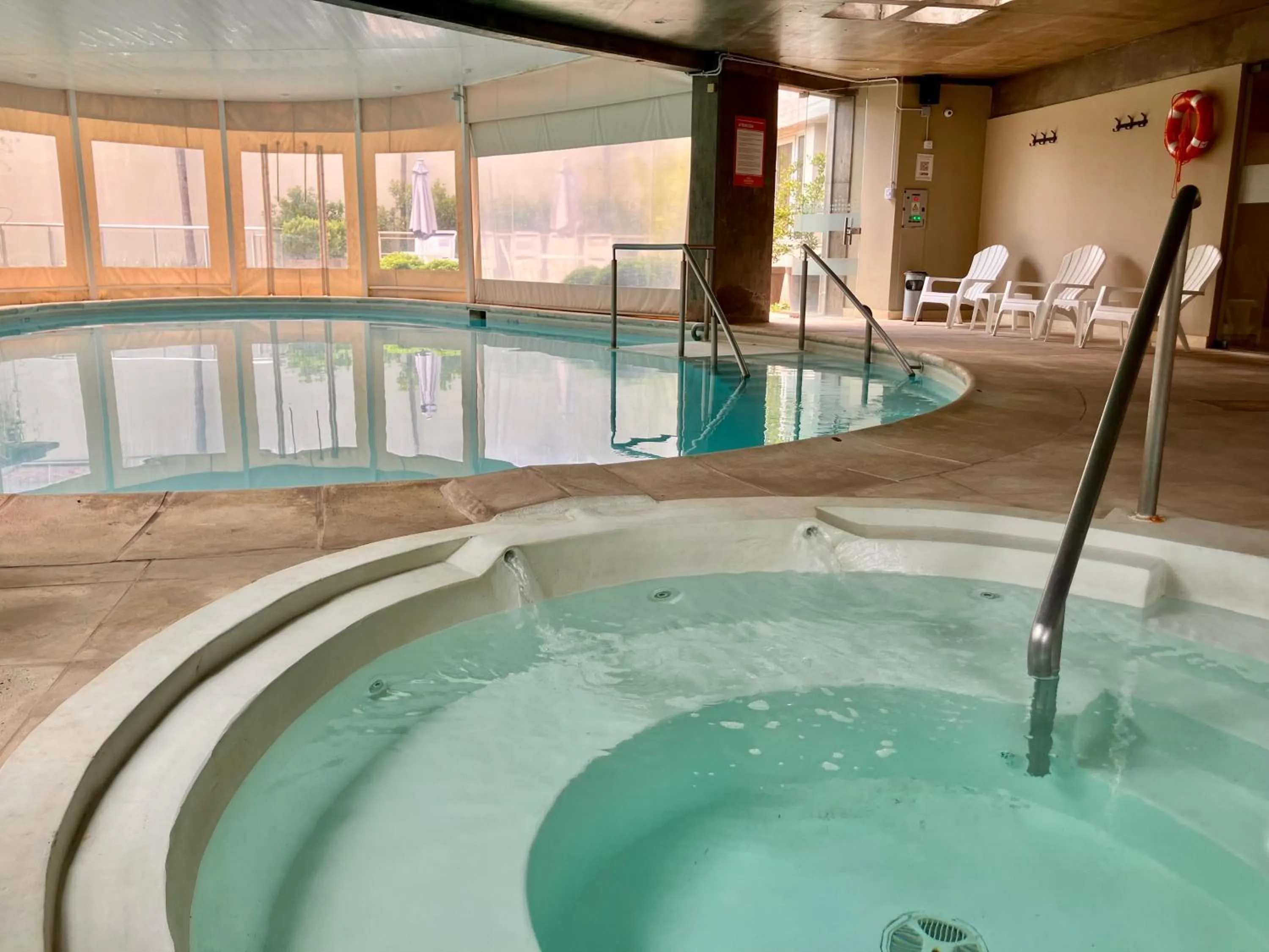 Swimming pool in Howard Johnson Hotel Yerba Buena