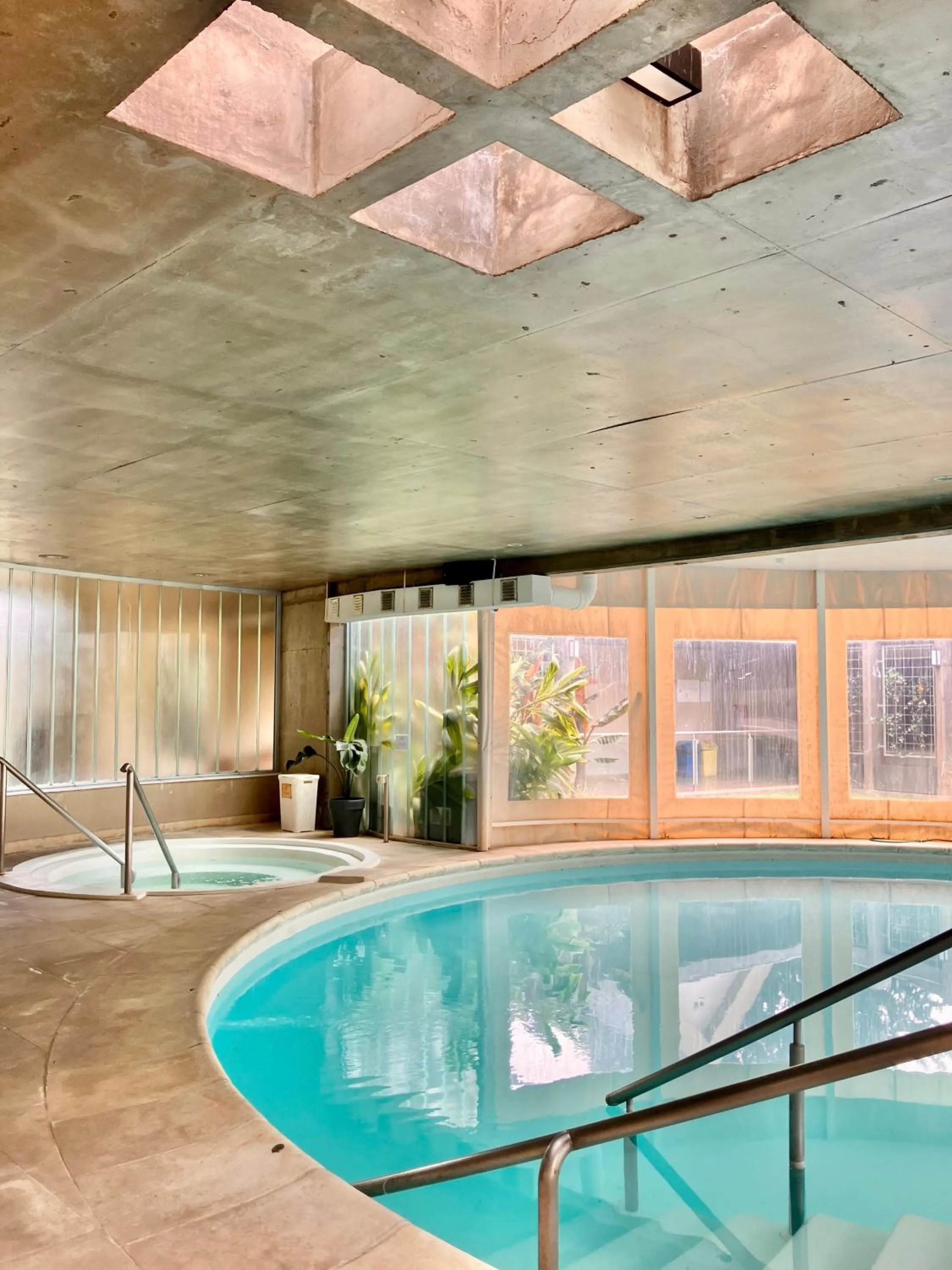 Swimming pool in Howard Johnson Hotel Yerba Buena