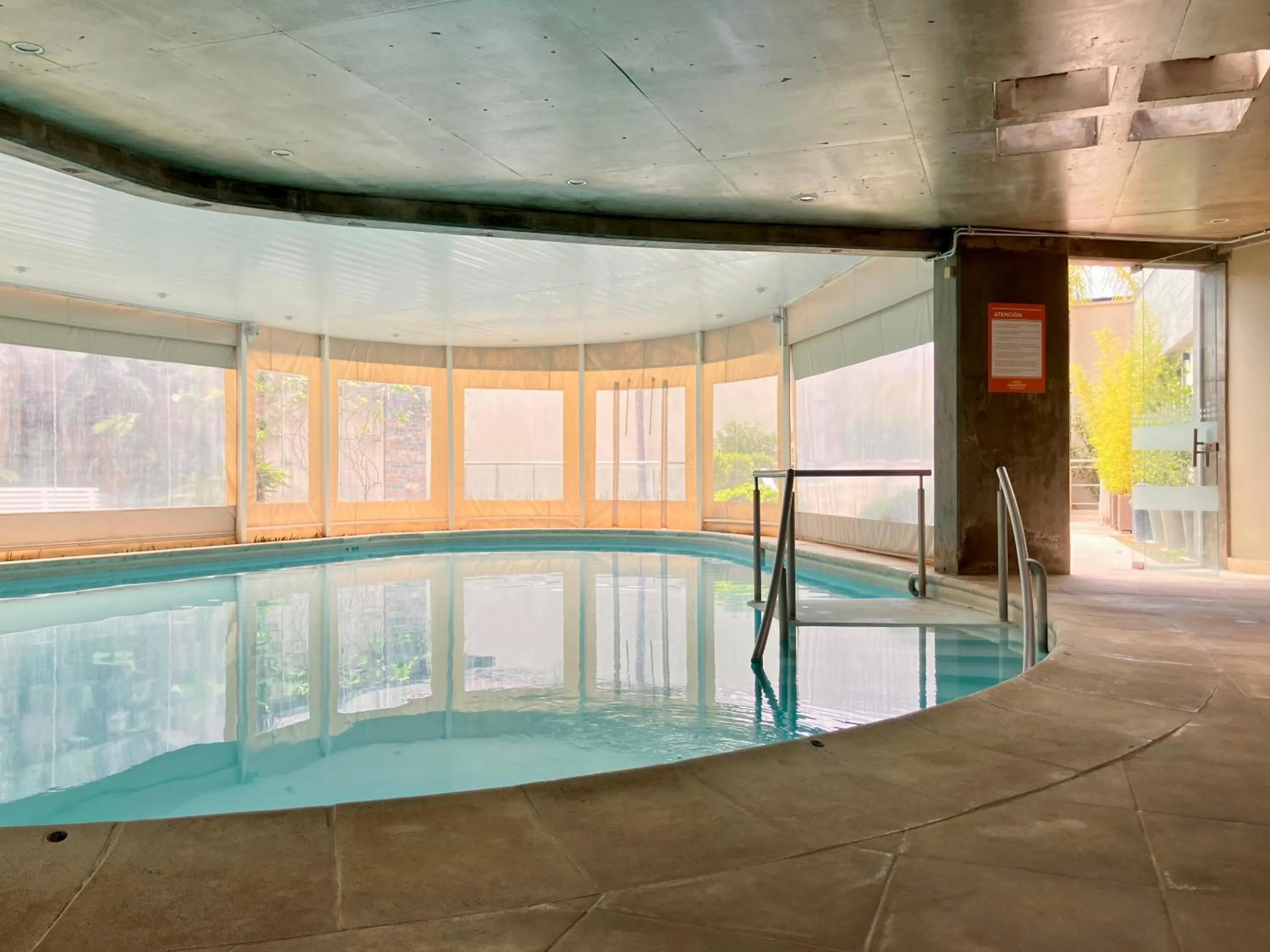 Swimming pool in Howard Johnson Hotel Yerba Buena