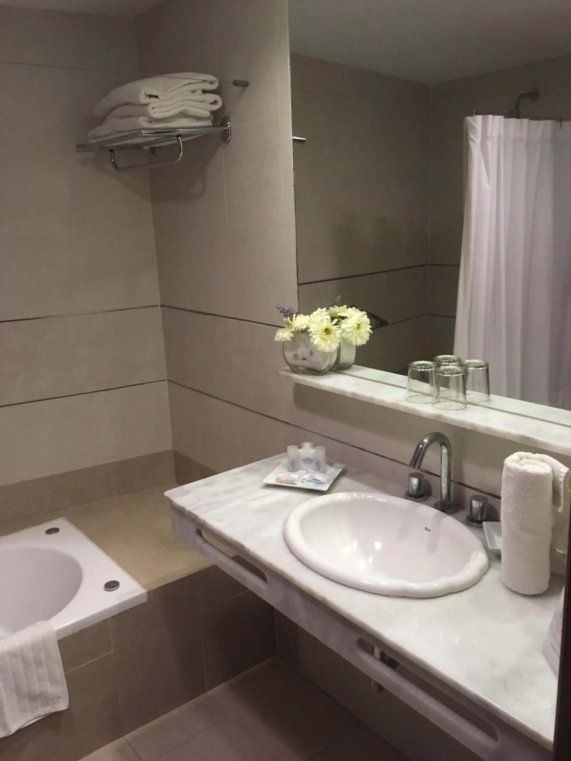 Bathroom in Howard Johnson Hotel Yerba Buena