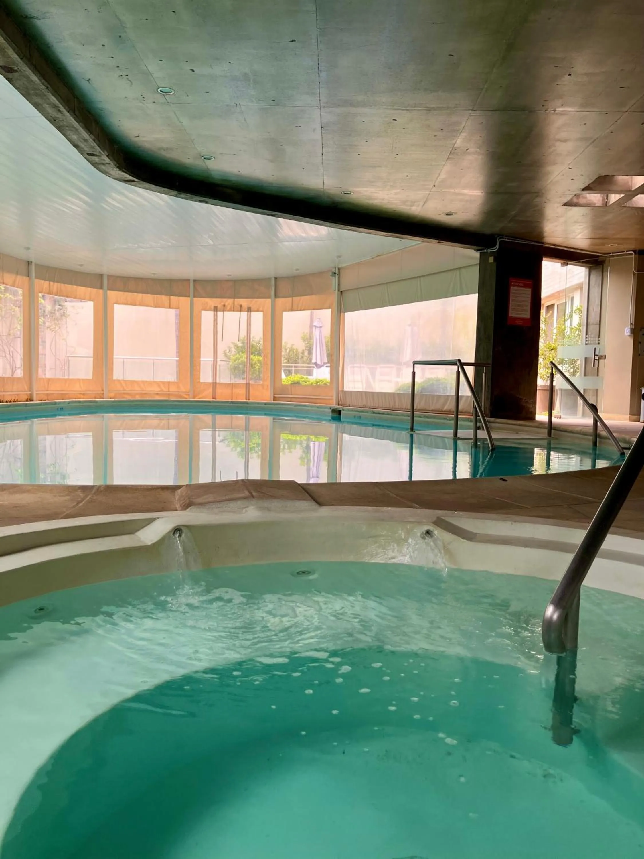 Swimming pool in Howard Johnson Hotel Yerba Buena