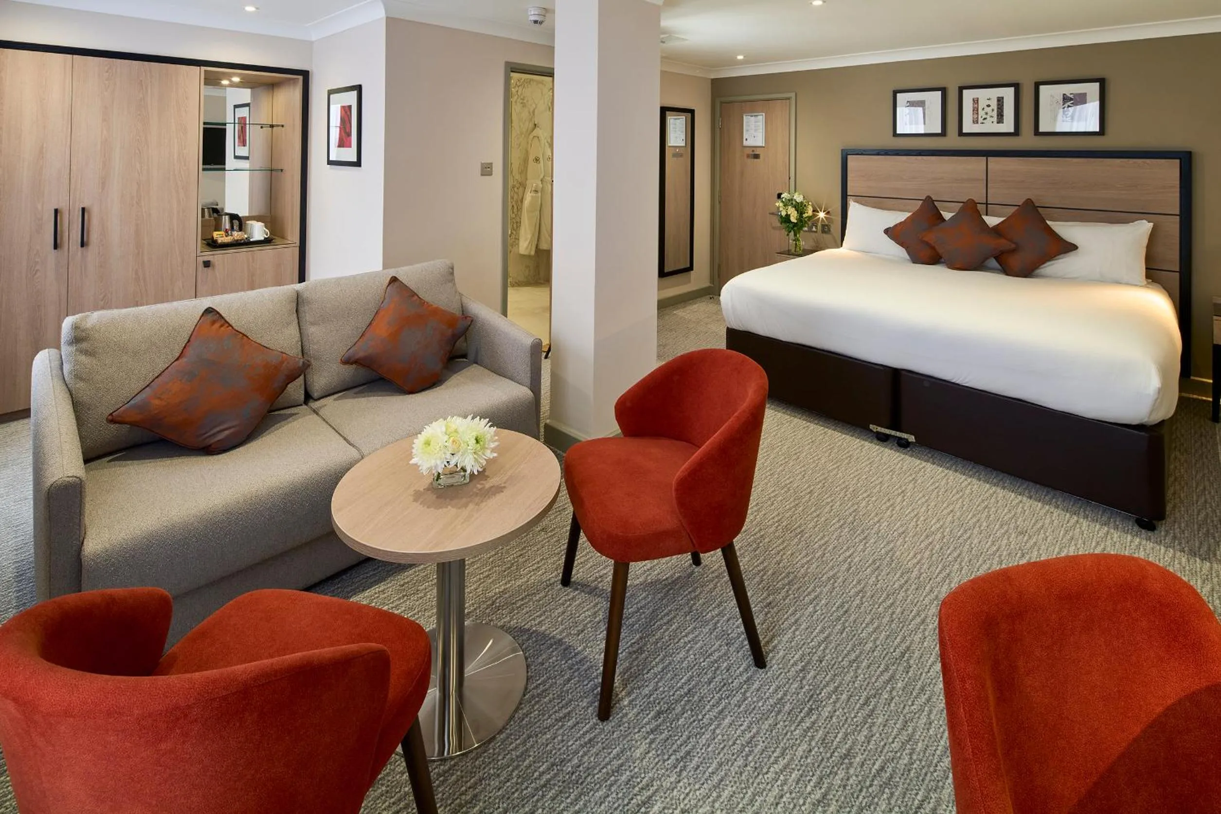 Seating area, Bed in The Rembrandt