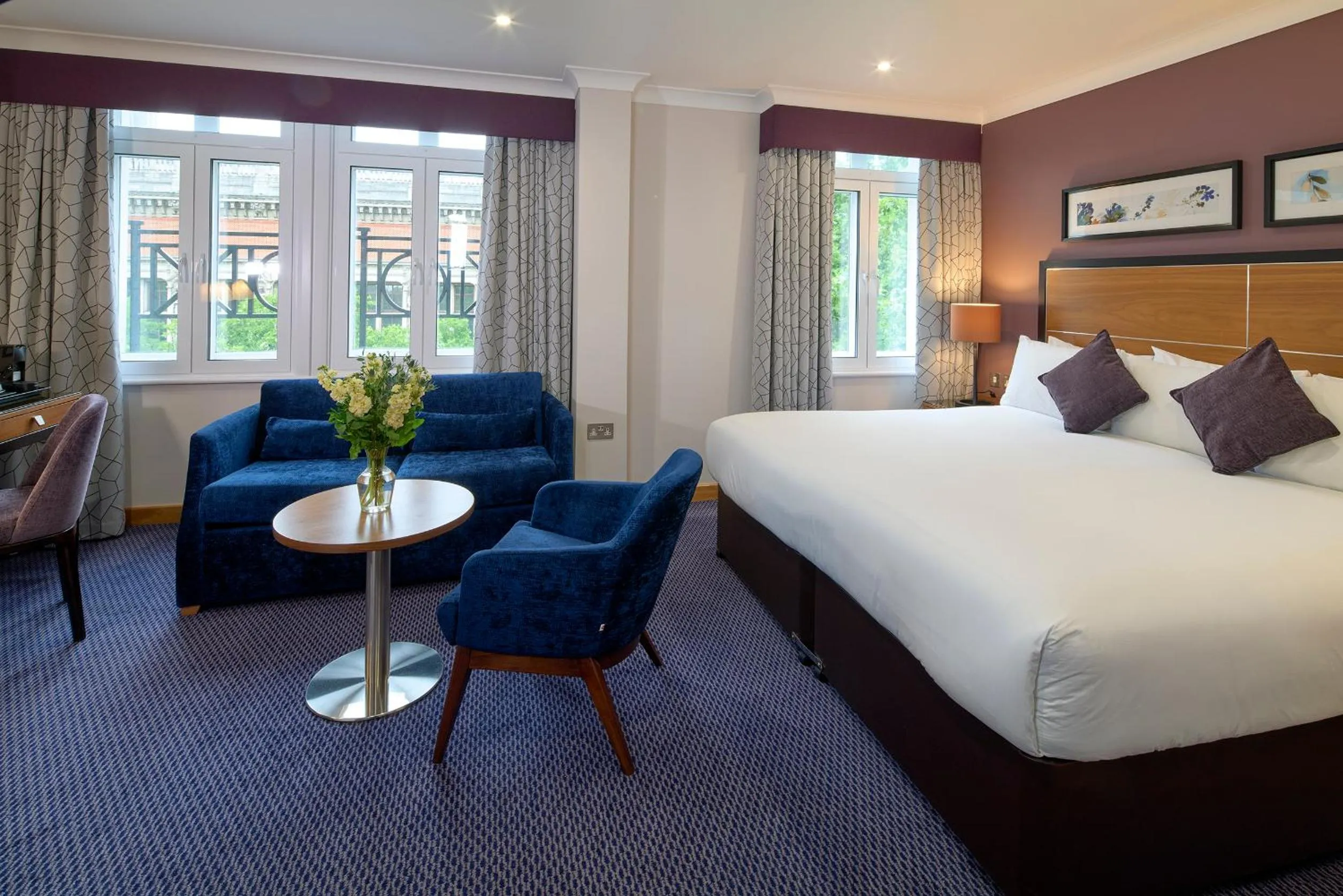 Seating area, Bed in The Rembrandt