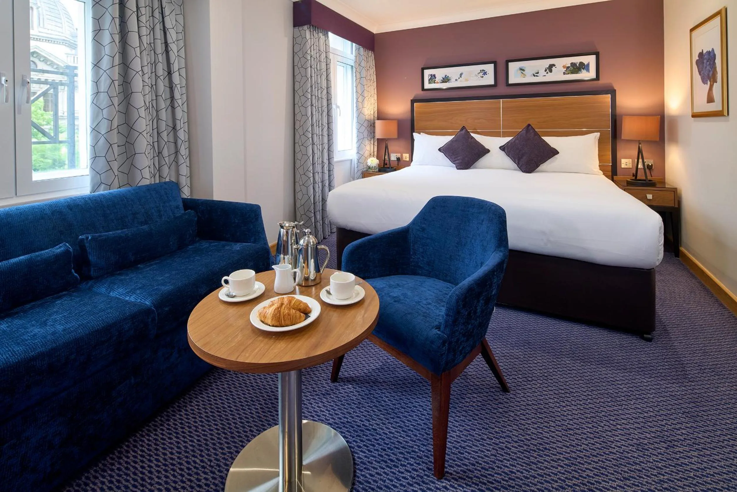 Seating area, Bed in The Rembrandt