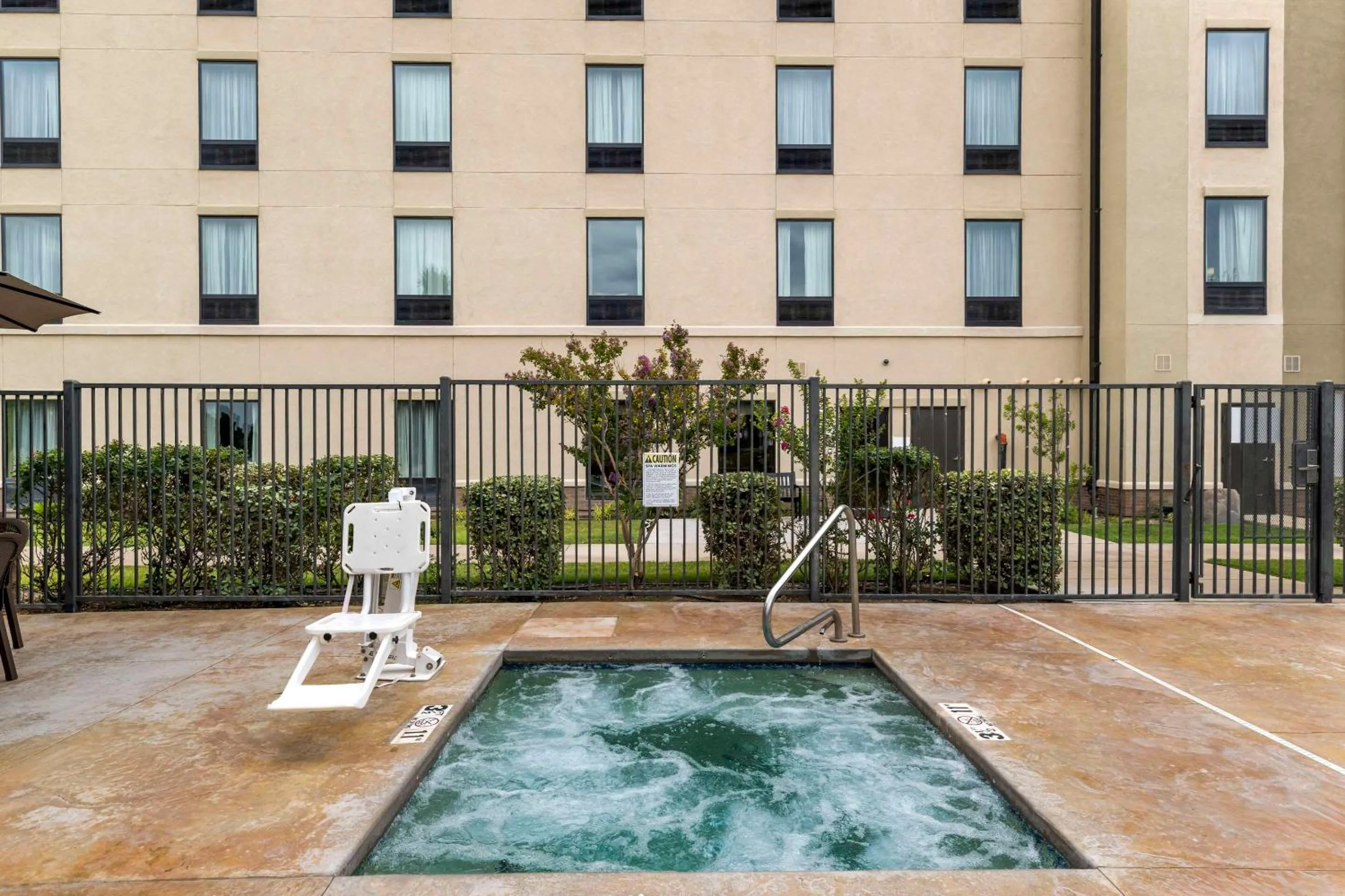 Swimming pool in Comfort Suites Carlsbad