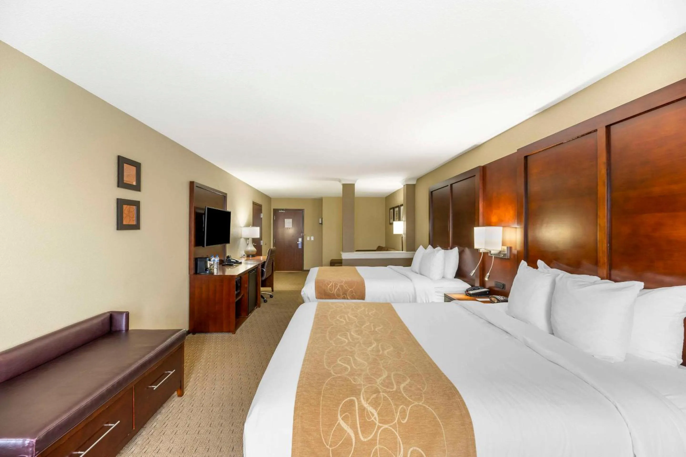 Photo of the whole room, Bed in Comfort Suites Carlsbad