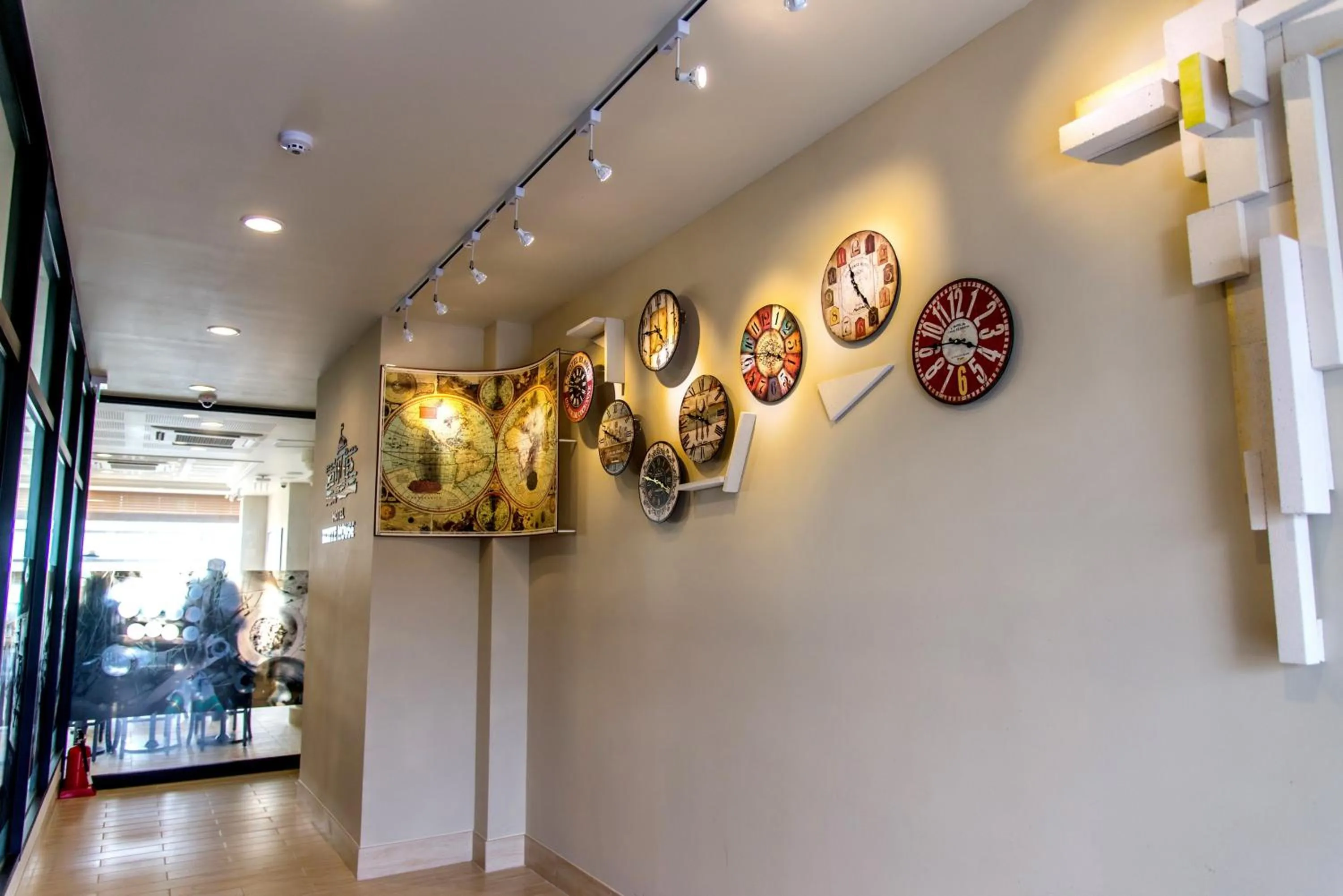 Facade/entrance in Hotel White House