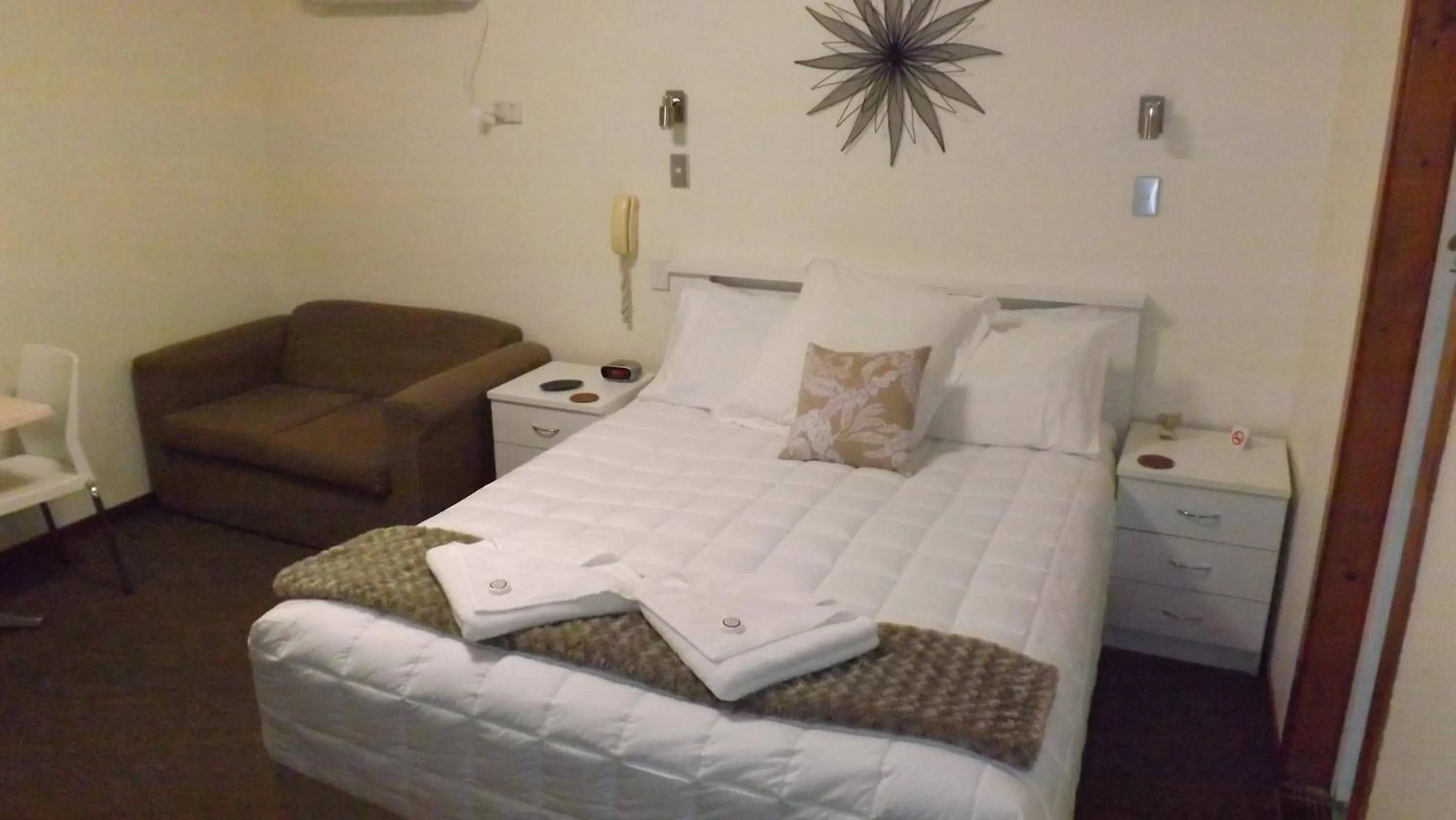 Bedroom, Bed in Karuah Motor Inn