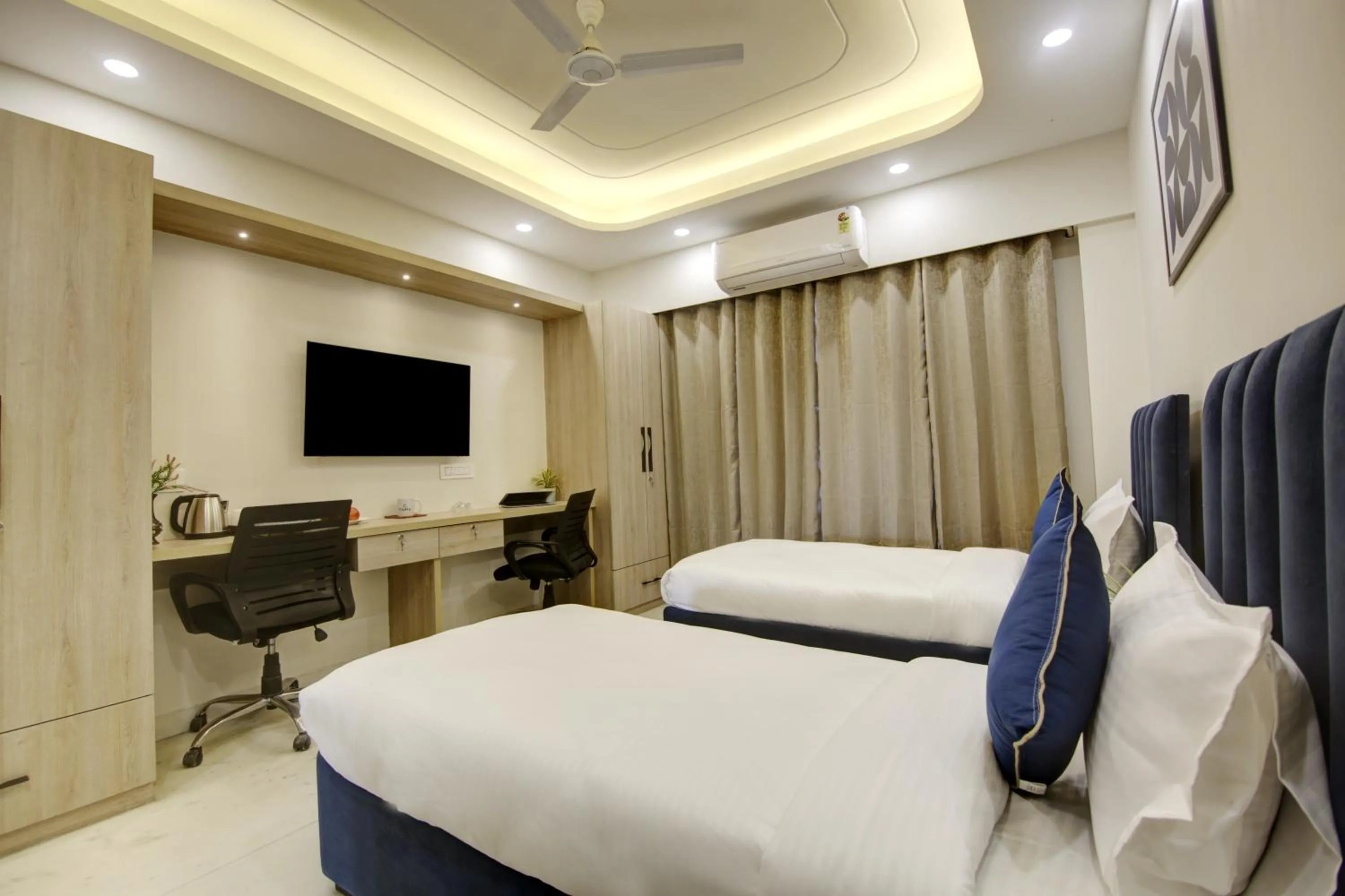 Bedroom, Bed in FlxHo Quad - Luxury Studio Apart Hotel DLF Cyber City