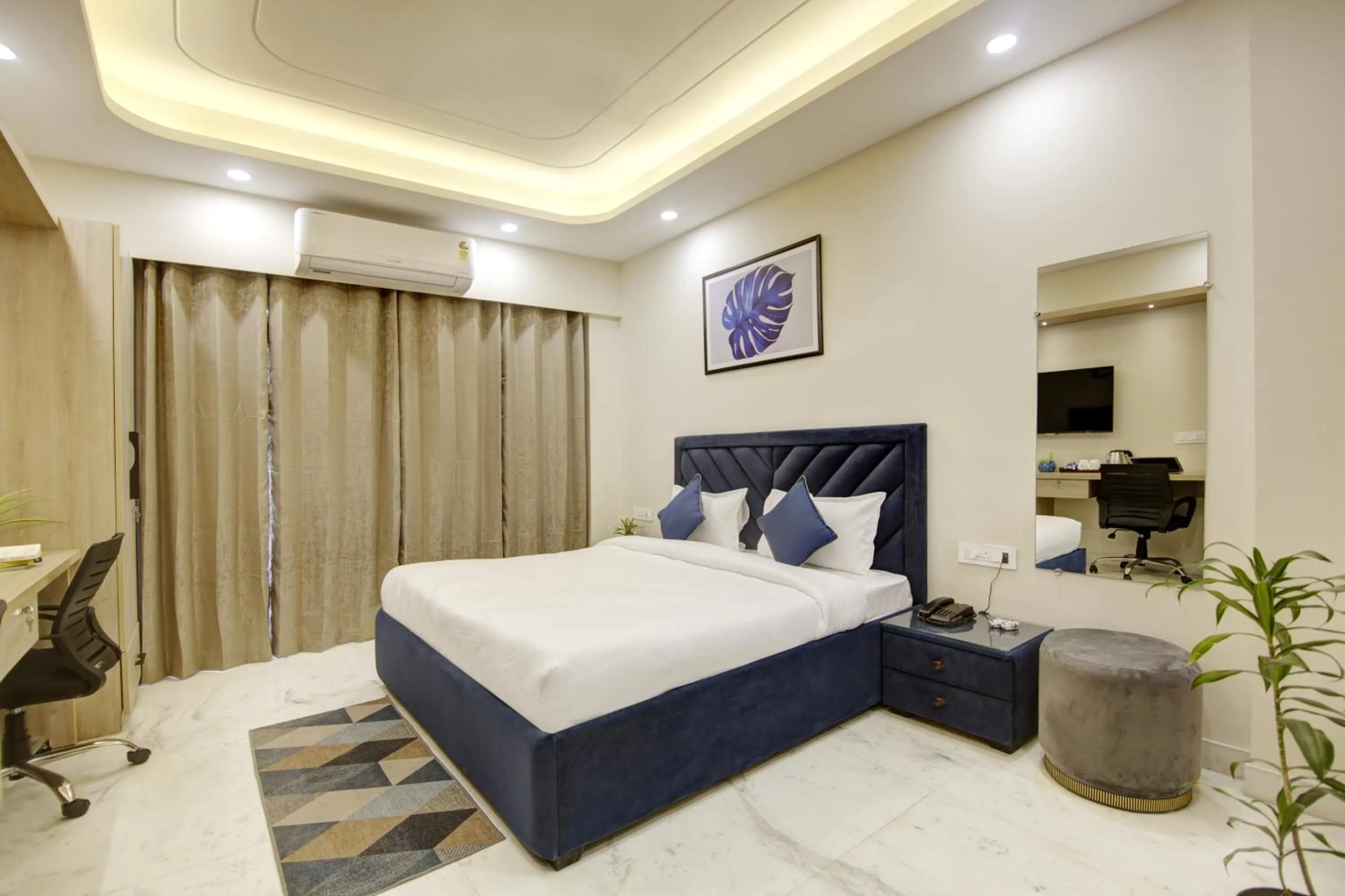 TV and multimedia, Bed in FlxHo Quad - Luxury Studio Apart Hotel DLF Cyber City