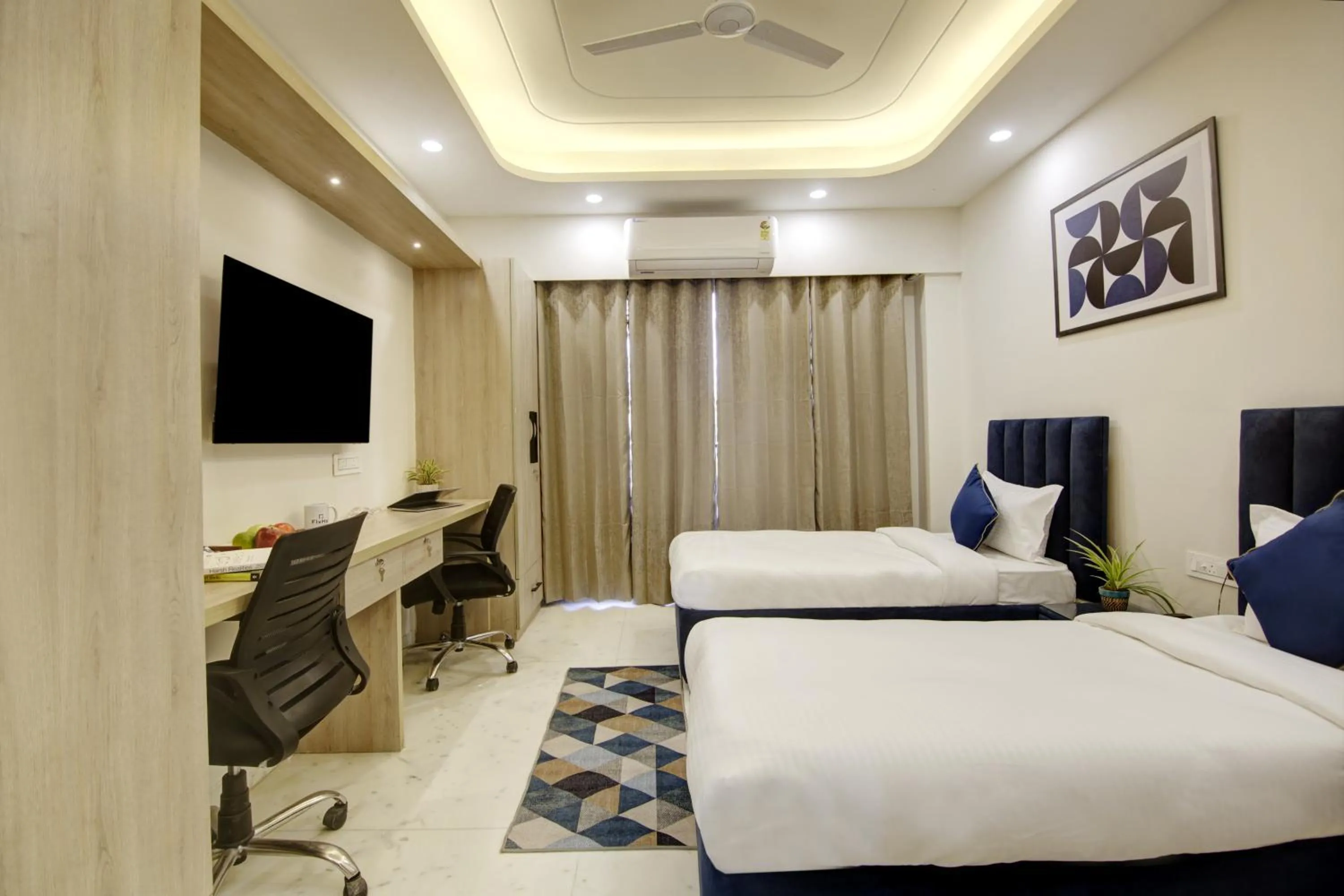 TV and multimedia, Bed in FlxHo Quad - Luxury Studio Apart Hotel DLF Cyber City