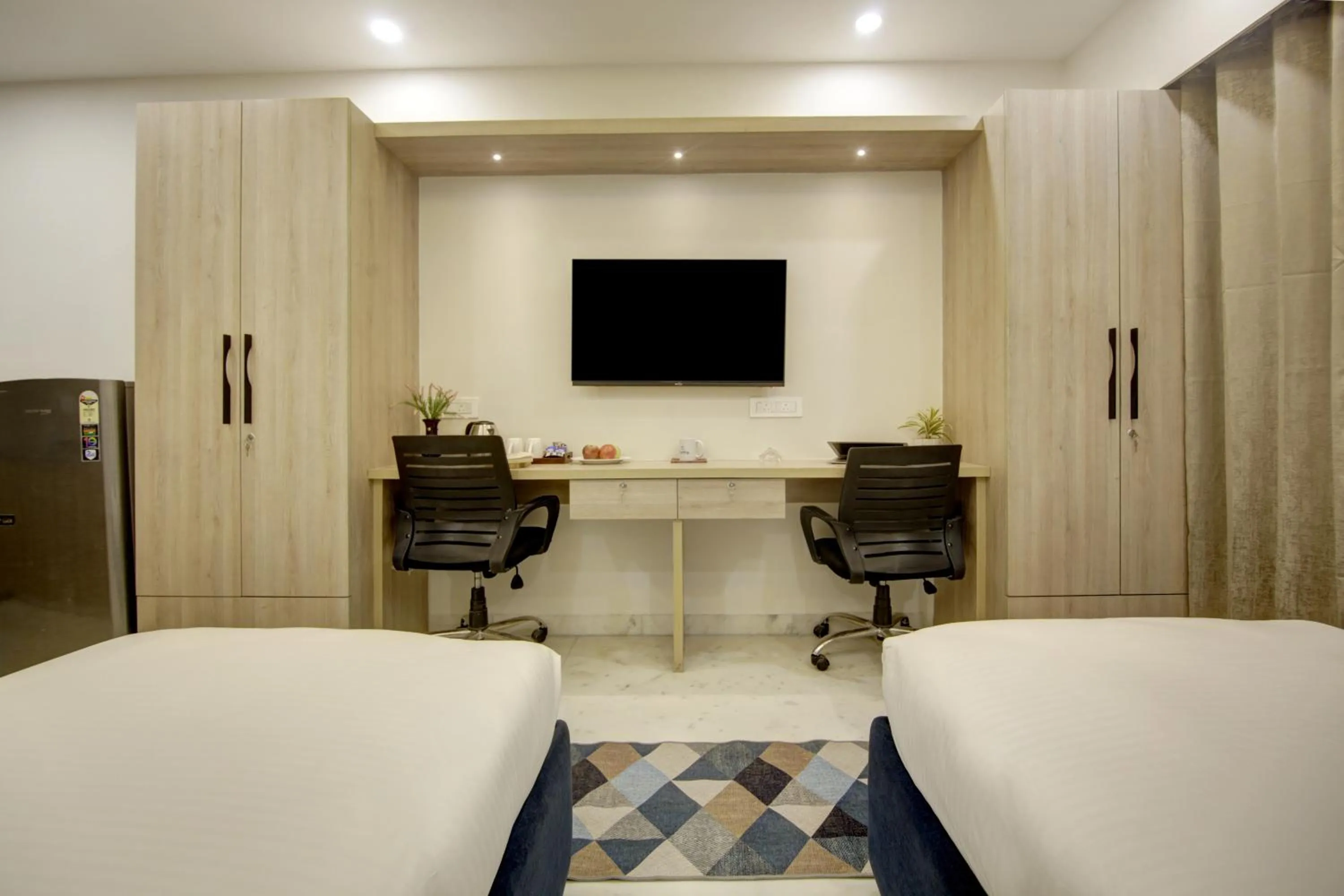 TV and multimedia, Bed in FlxHo Quad - Luxury Studio Apart Hotel DLF Cyber City
