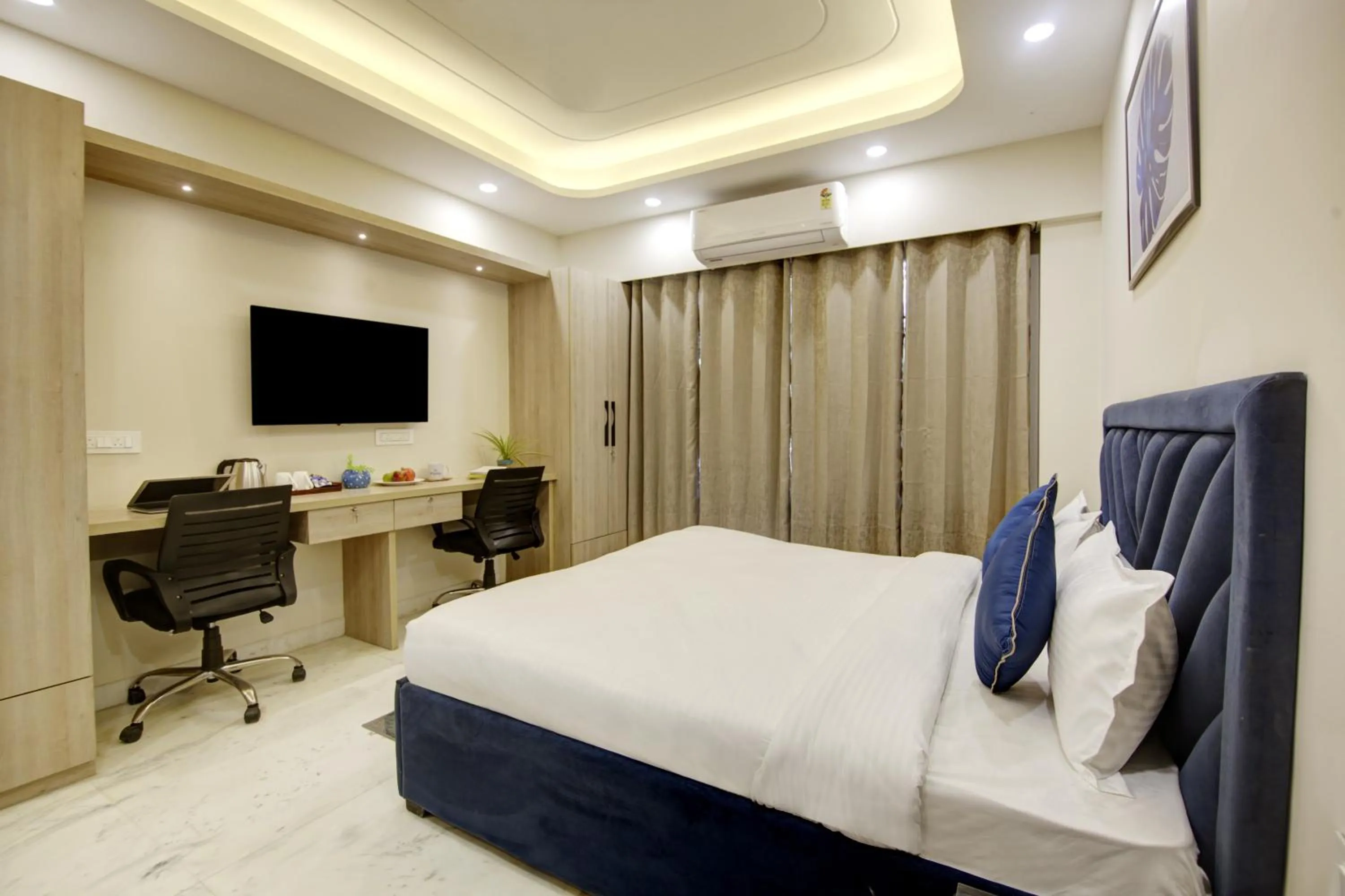 Bed in FlxHo Quad - Luxury Studio Apart Hotel DLF Cyber City