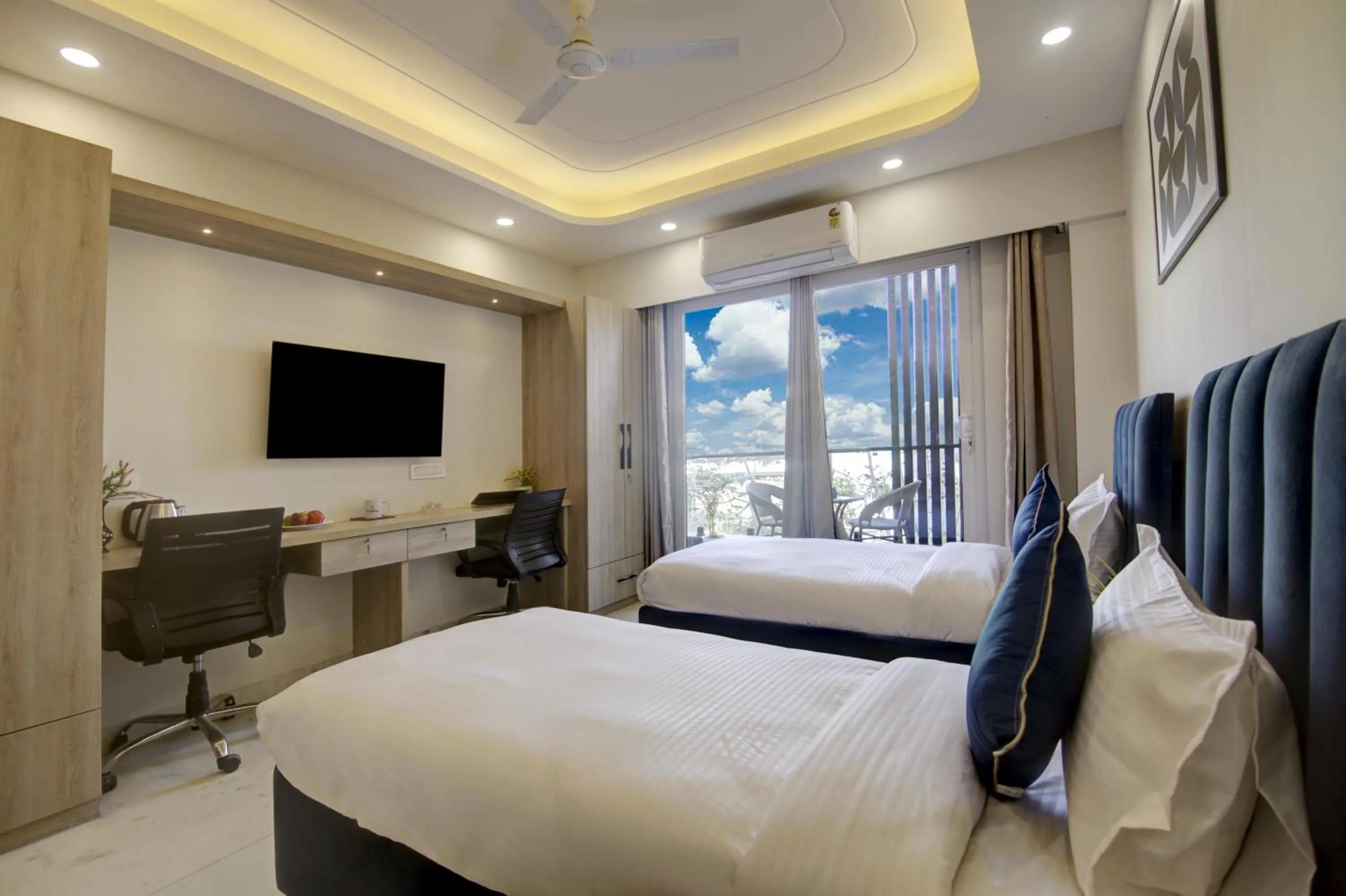 TV and multimedia, Bed in FlxHo Quad - Luxury Studio Apart Hotel DLF Cyber City