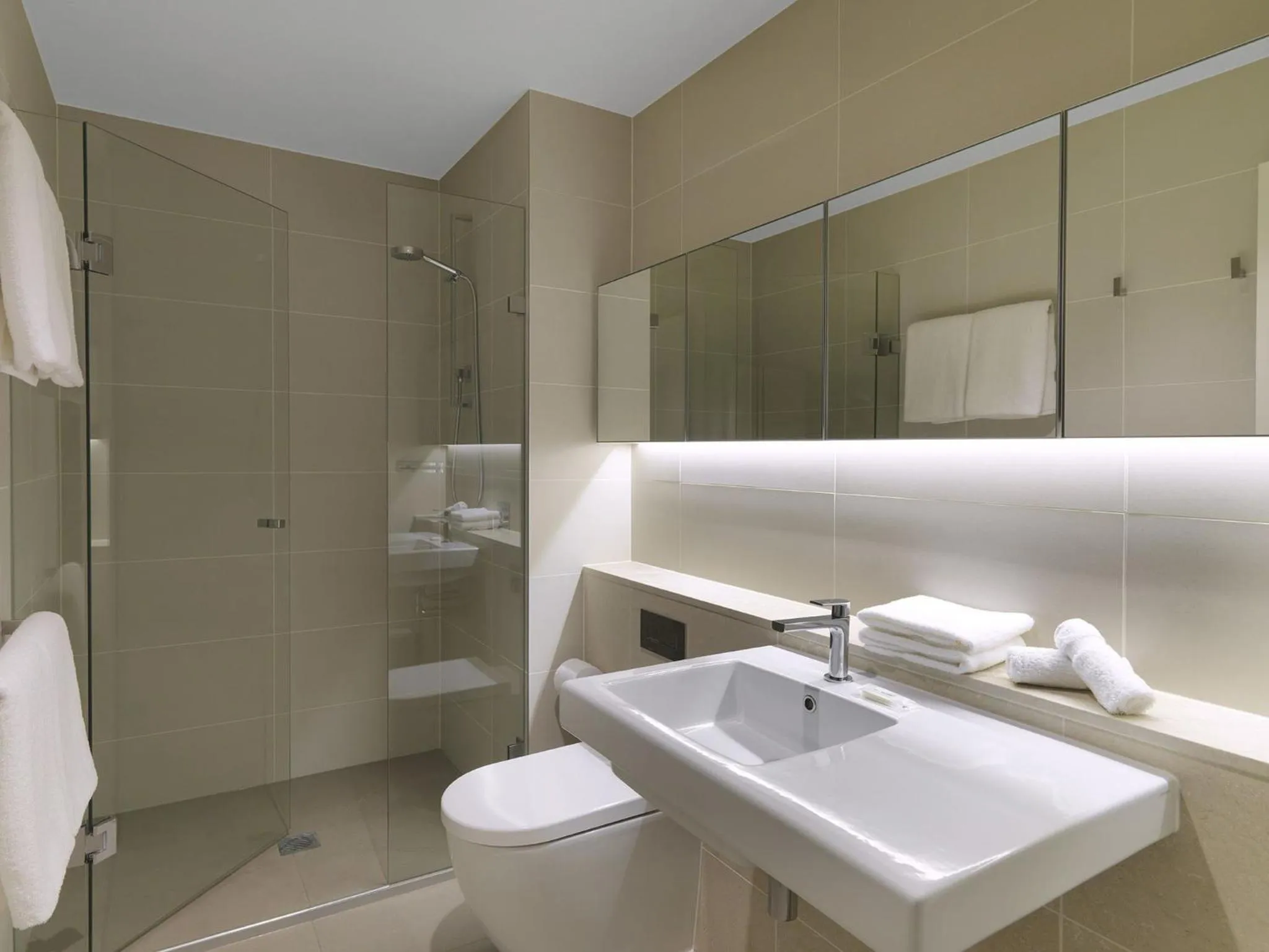 Shower in Wyndham Hotel Melbourne