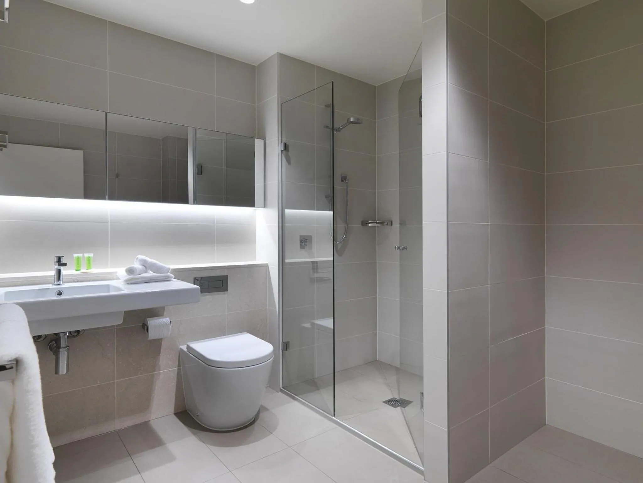 Shower in Wyndham Hotel Melbourne