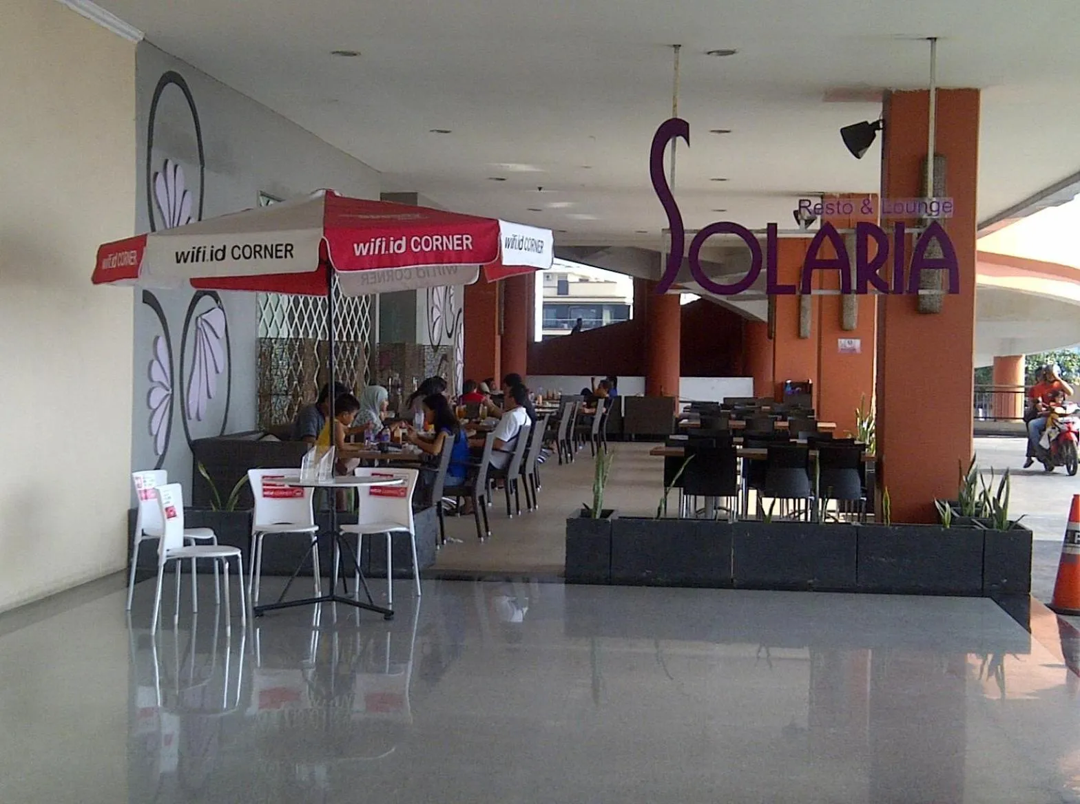 Restaurant/places to eat in Apartemen MTC