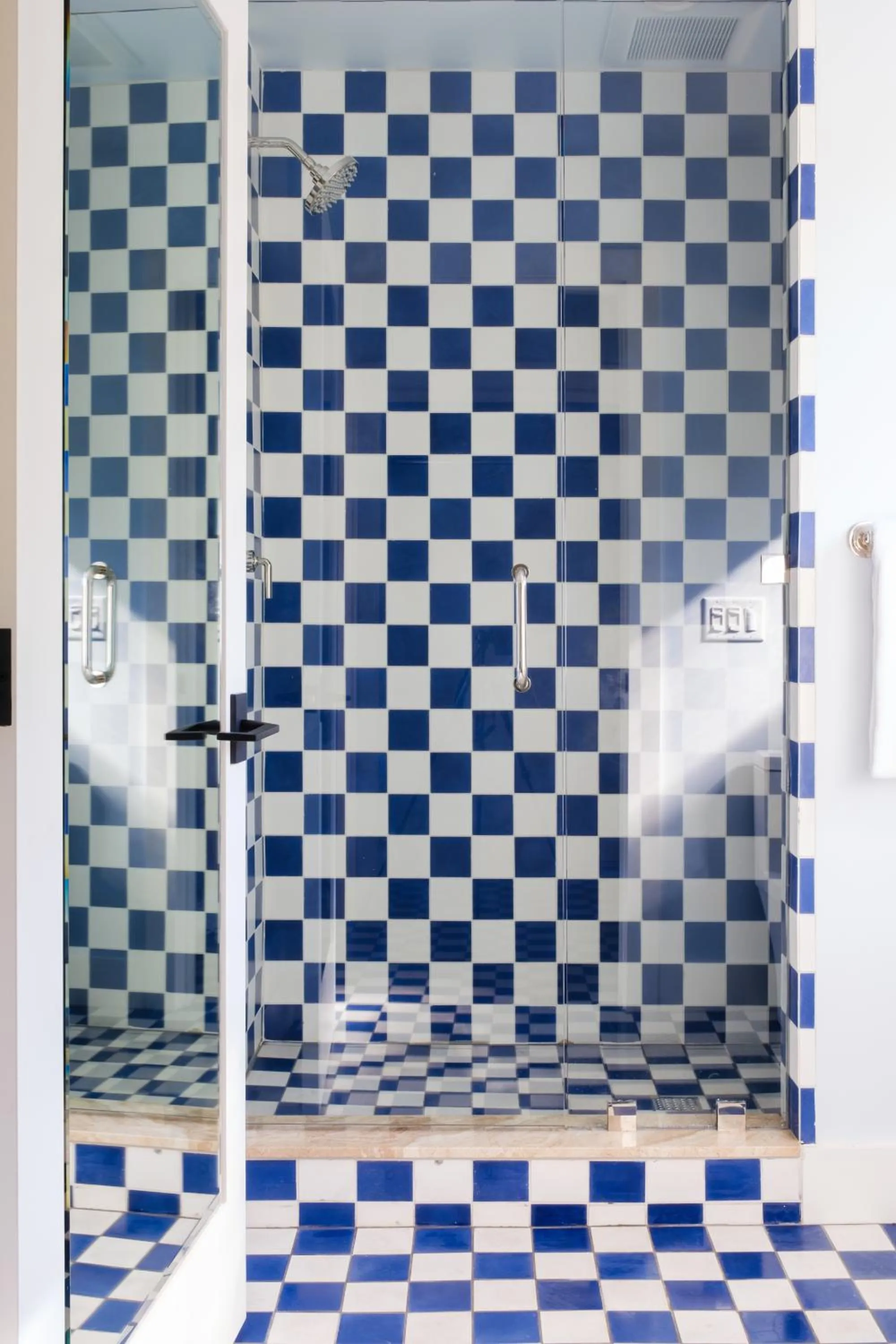 Shower in River Lodge Paso - 21 & Over Pool