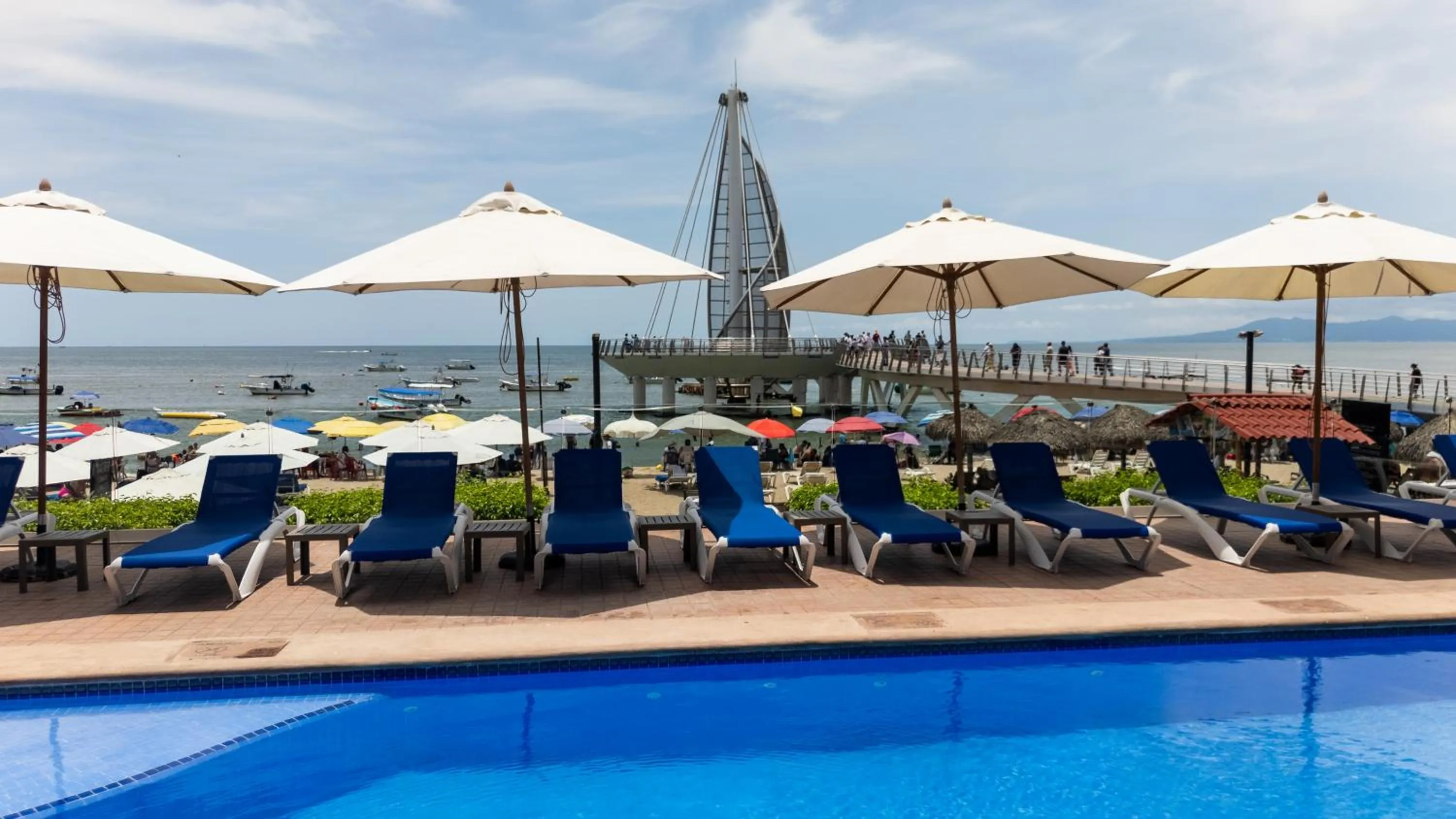Swimming pool in Hotel Delfín Vista Pier Beach Front