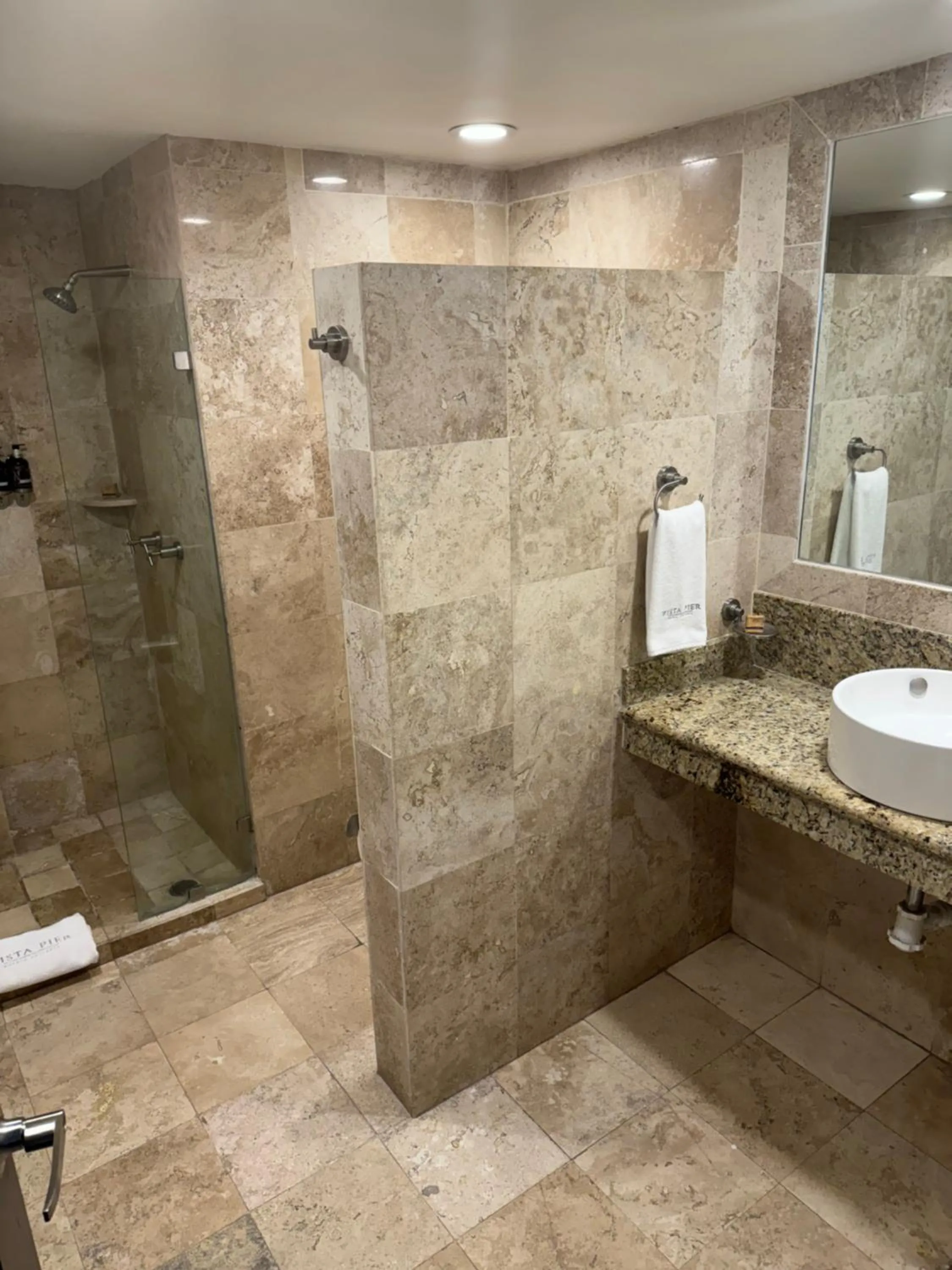 Bathroom in Hotel Delfín Vista Pier Beach Front