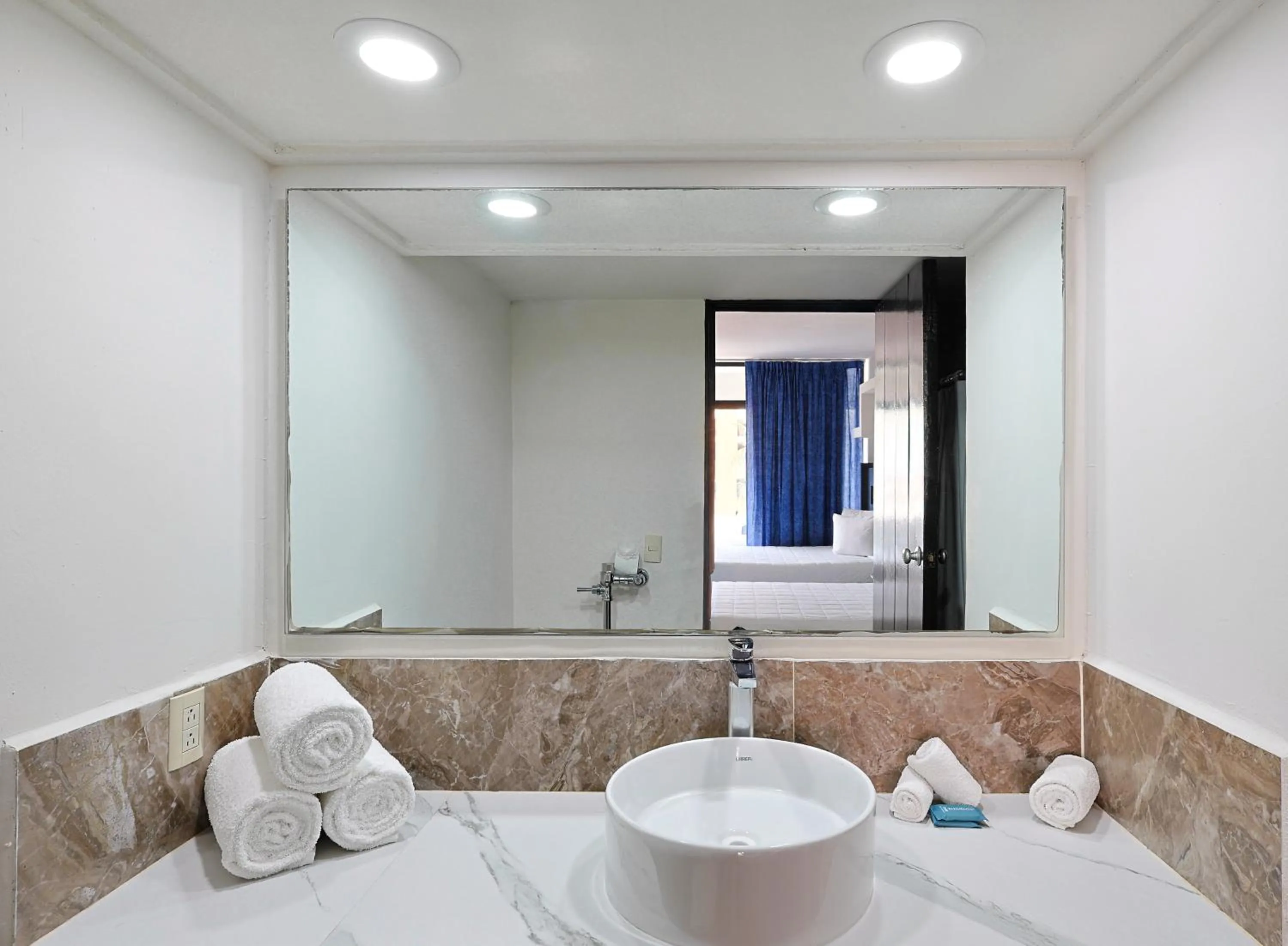 Bathroom, Bed in Hotel Delfín Vista Pier Beach Front