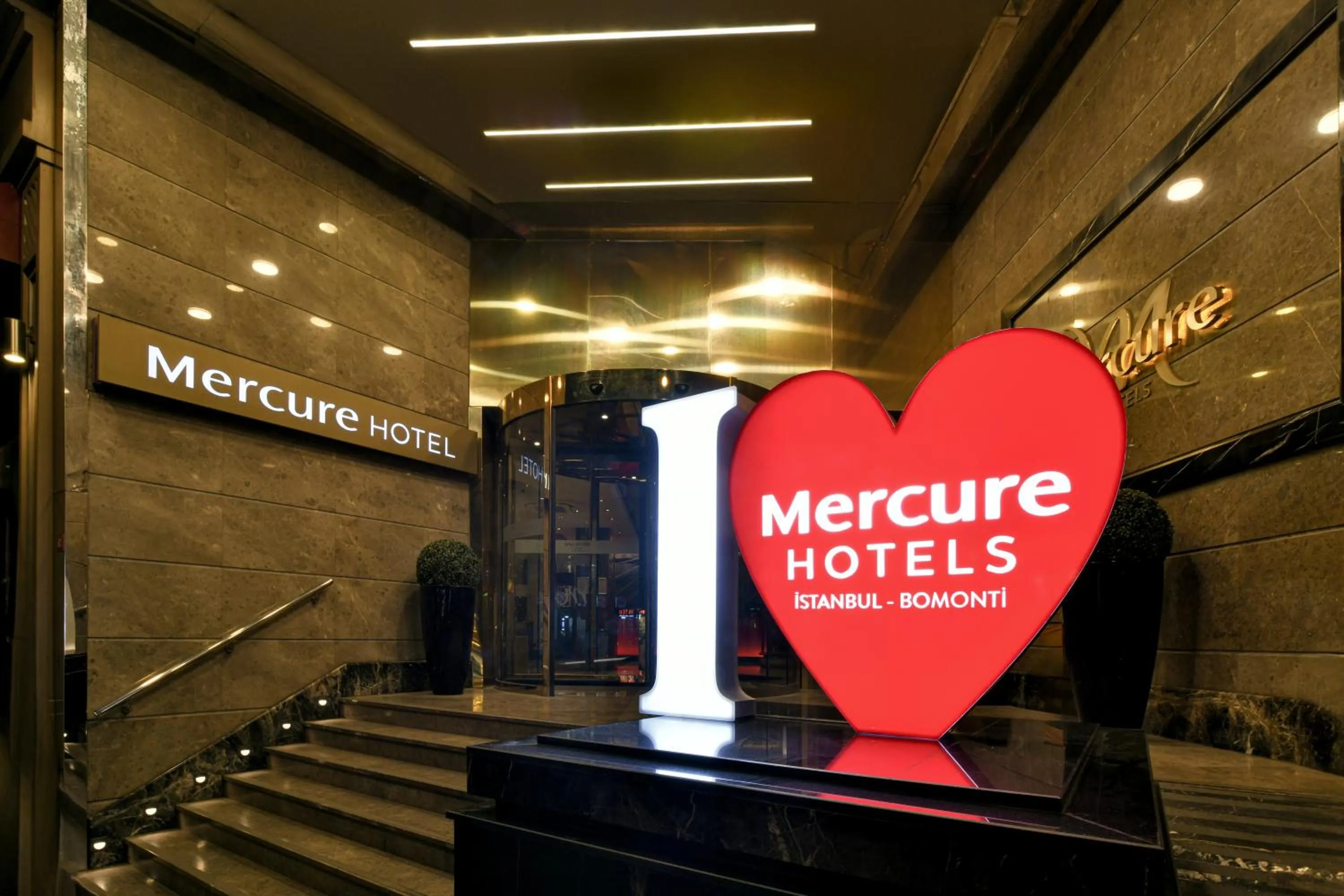 Facade/entrance in Mercure Istanbul Bomonti