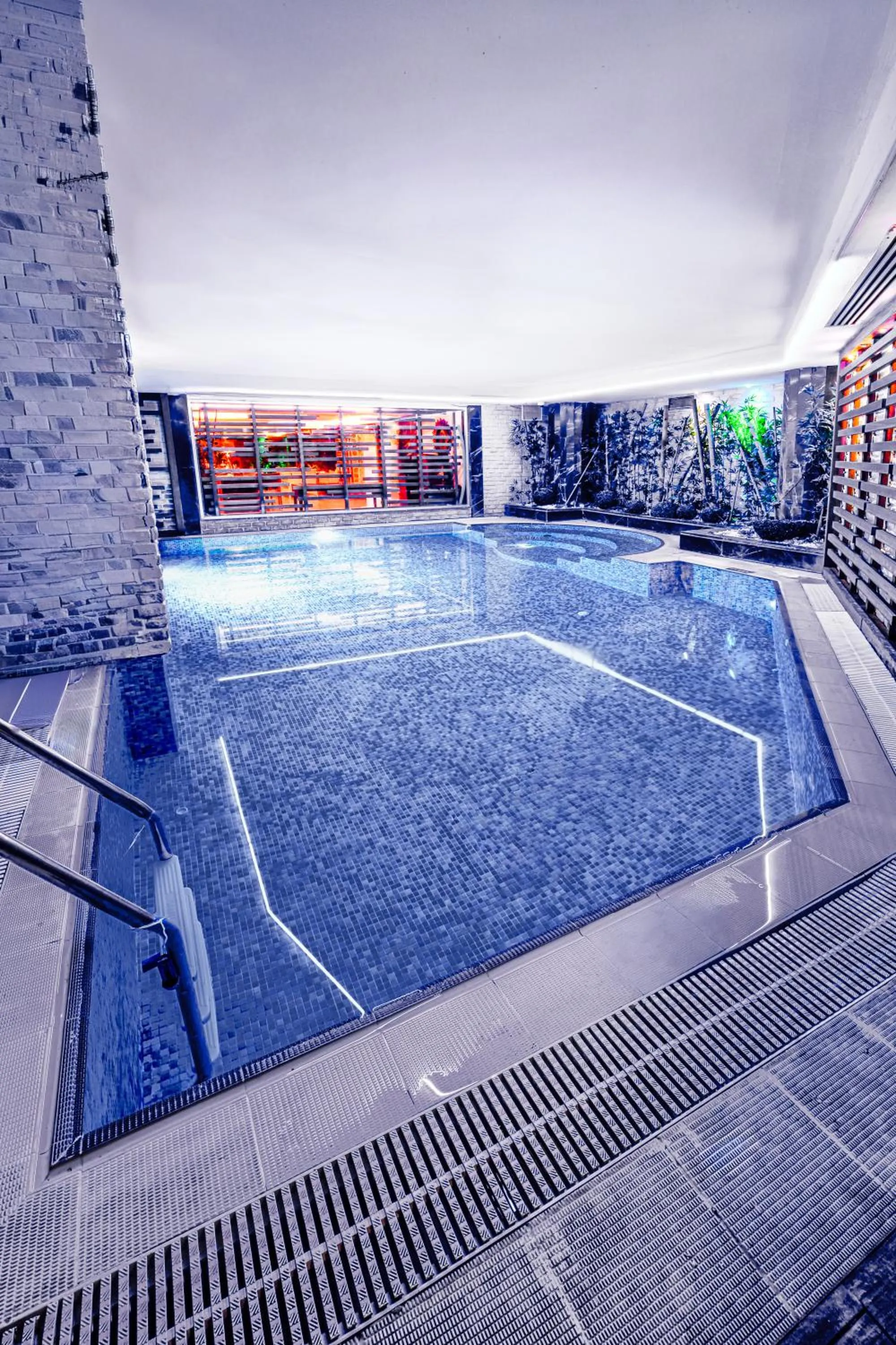 Swimming pool in Mercure Istanbul Bomonti