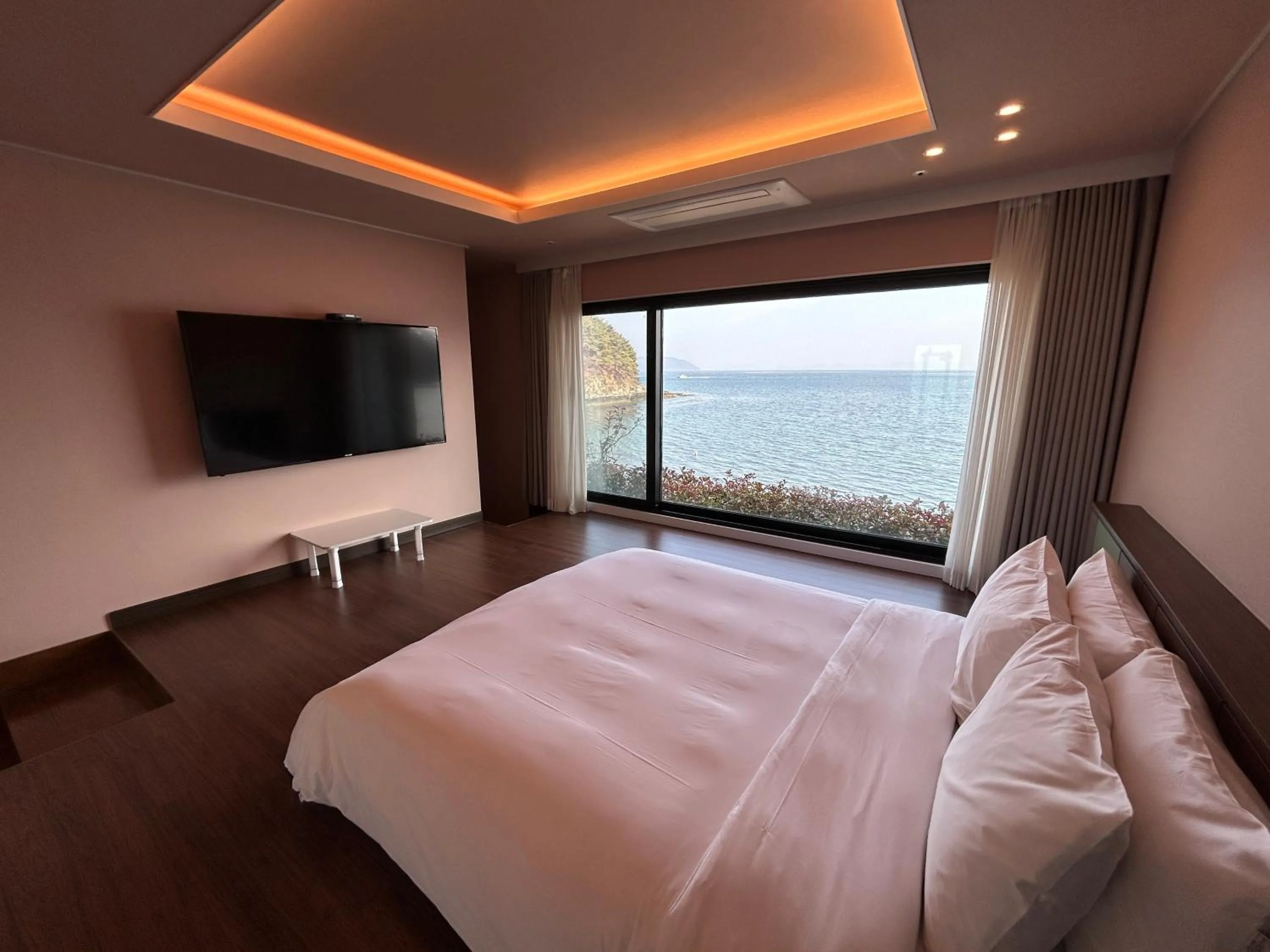 Bed in Gyeongnam goseong Hotel With7