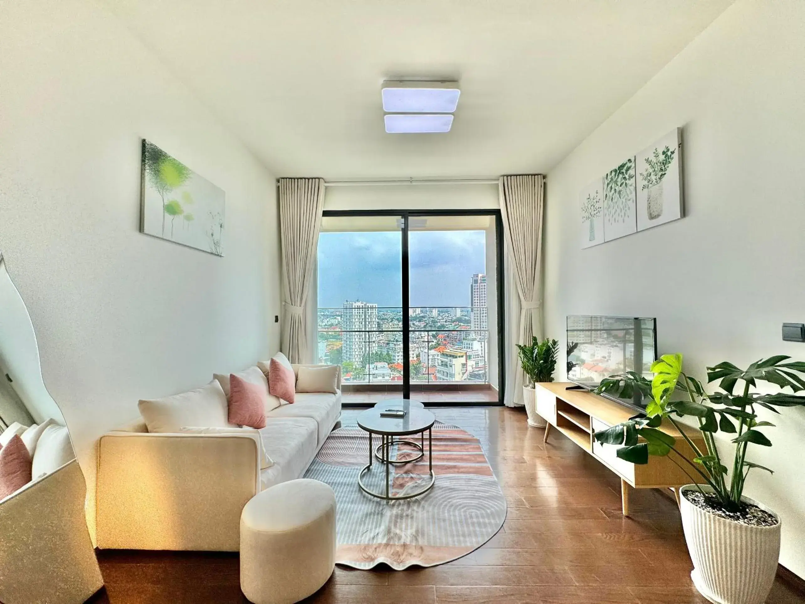 Family Room with Balcony in Homie's Dedge Thao Dien Luxury Apartment Family Room with Balcony in Homie's Dedge Thao Dien Luxury Apartment