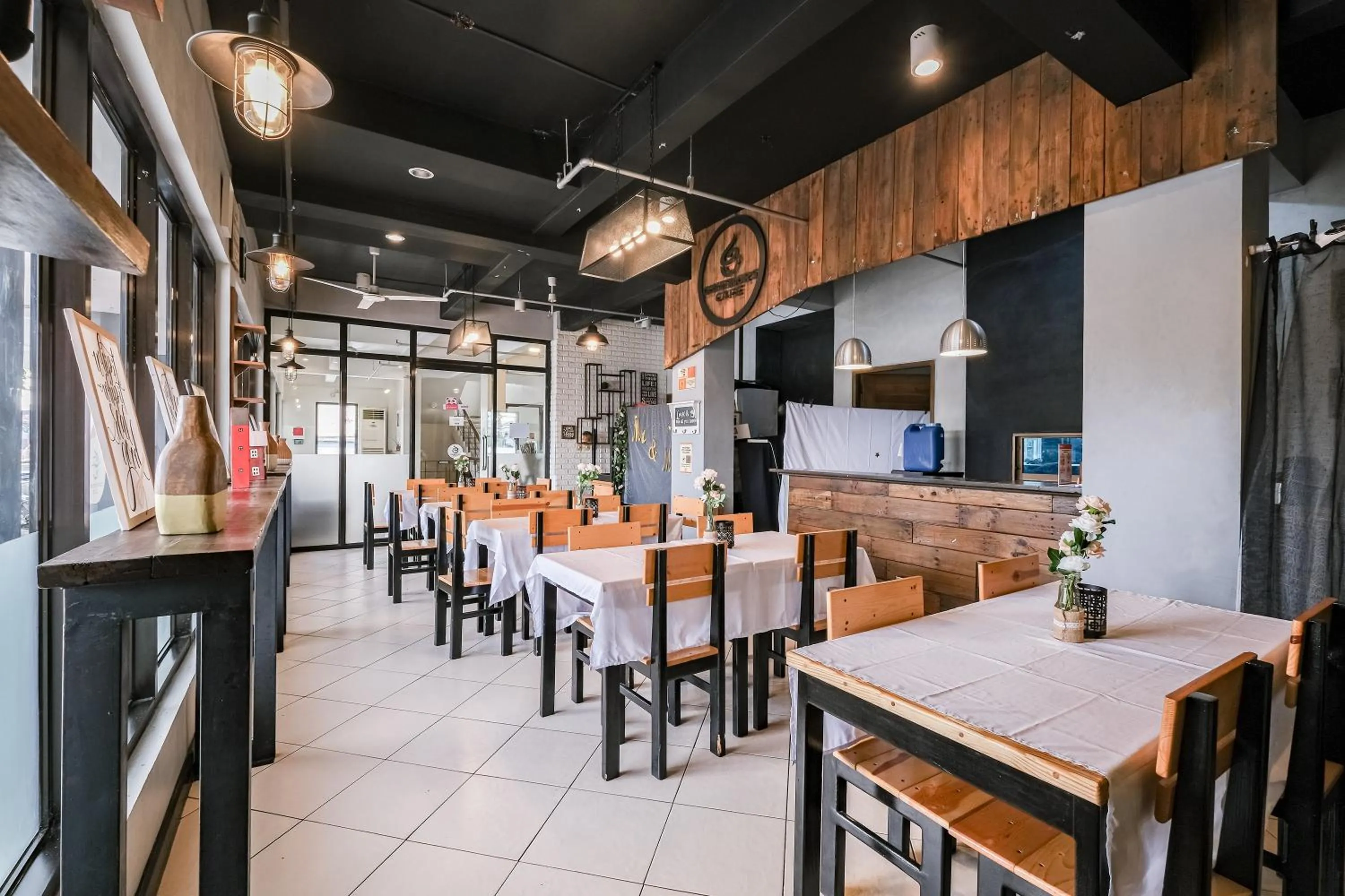 Restaurant/places to eat in Governor Forbes Inn - Manila City Center