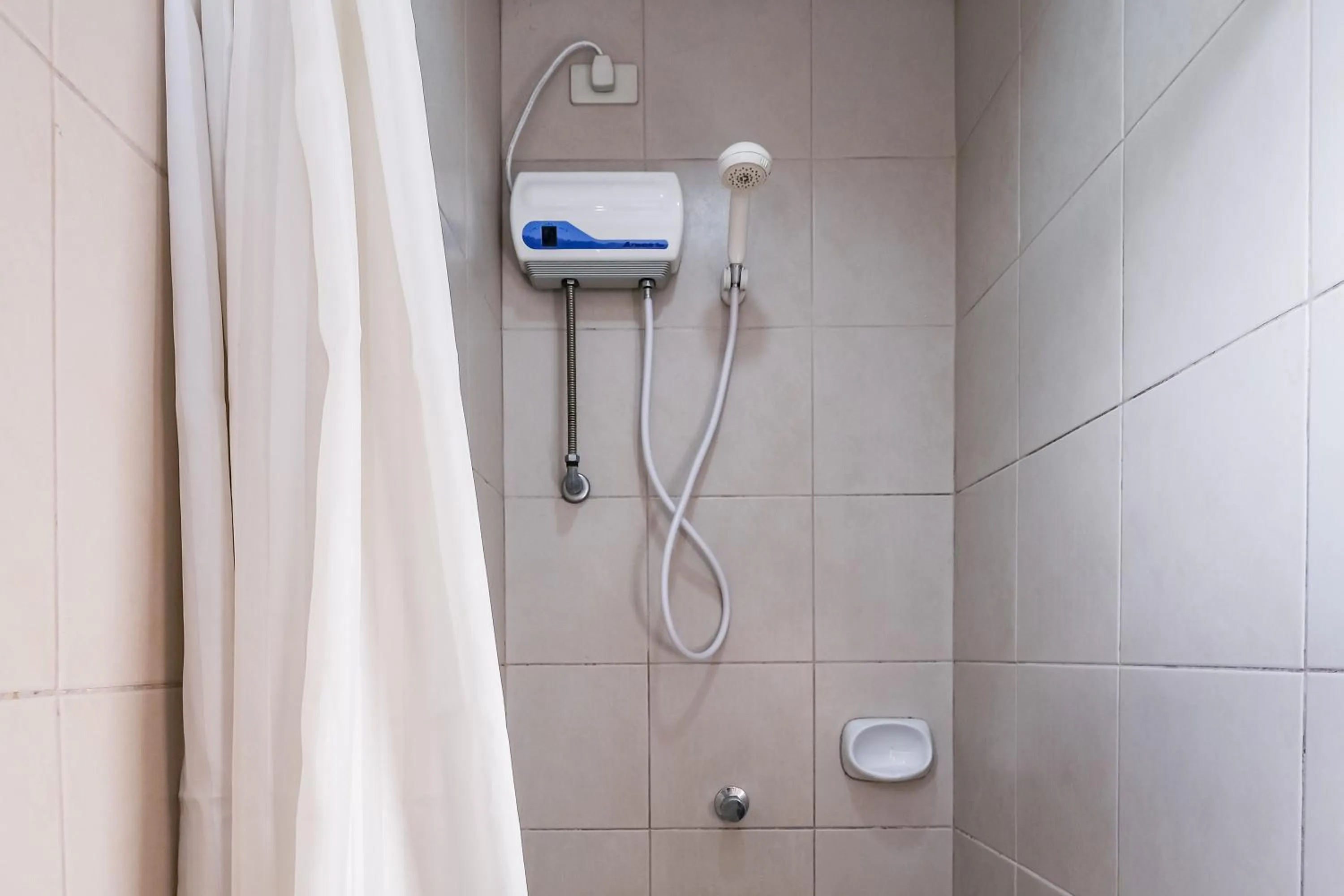 Bathroom in Governor Forbes Inn - Manila City Center