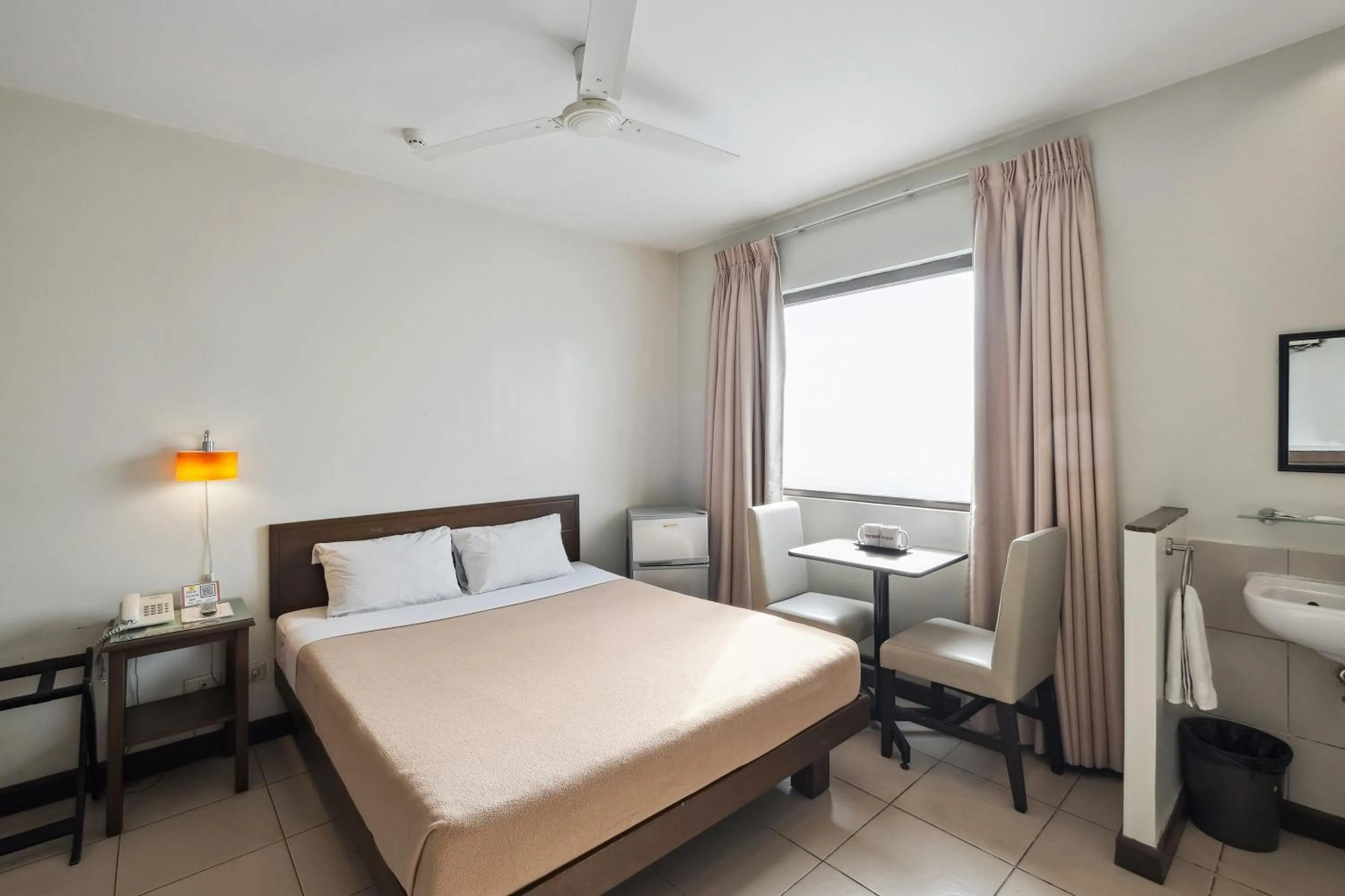 Bed in Governor Forbes Inn - Manila City Center