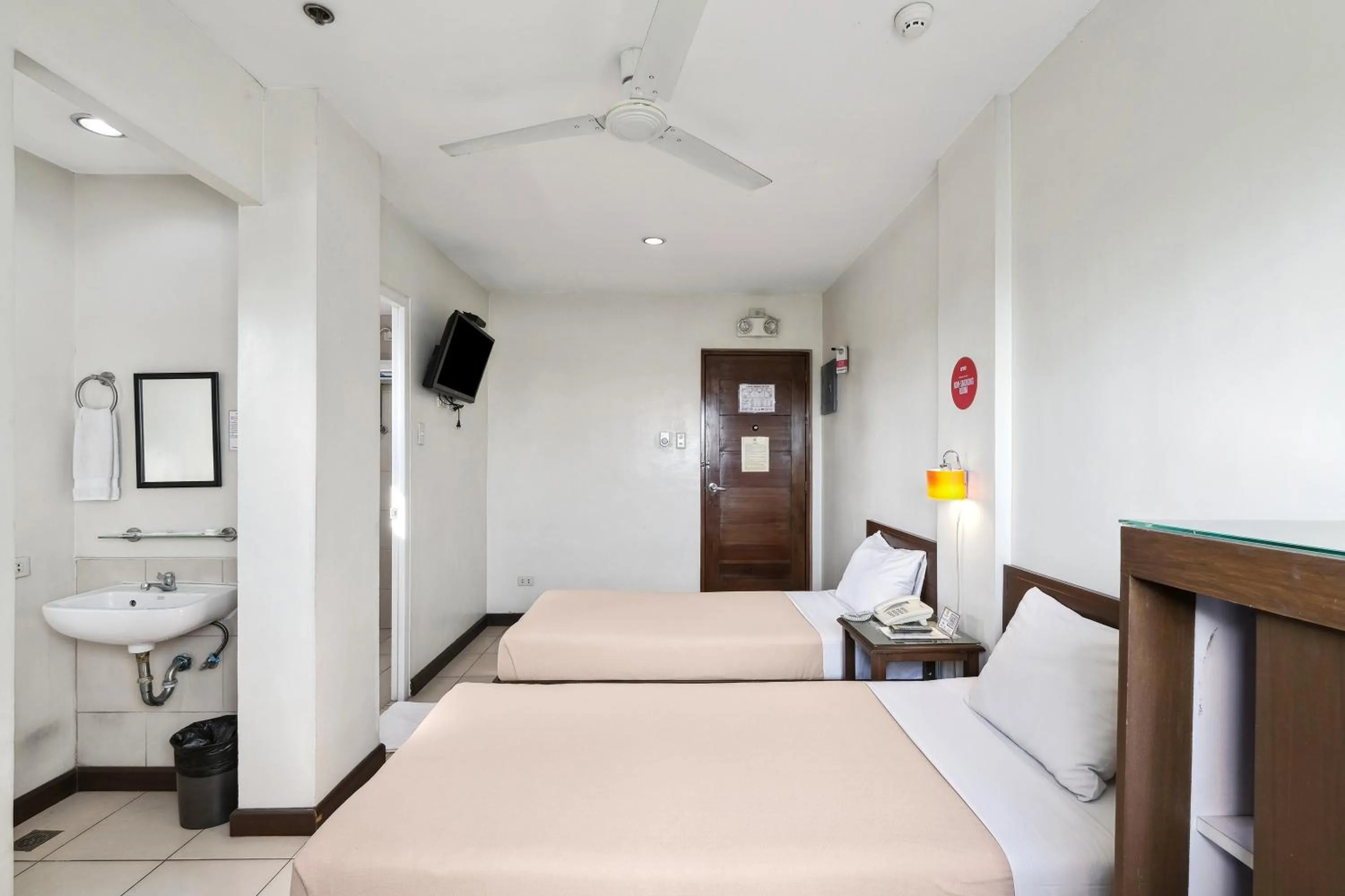 Bed in Governor Forbes Inn - Manila City Center